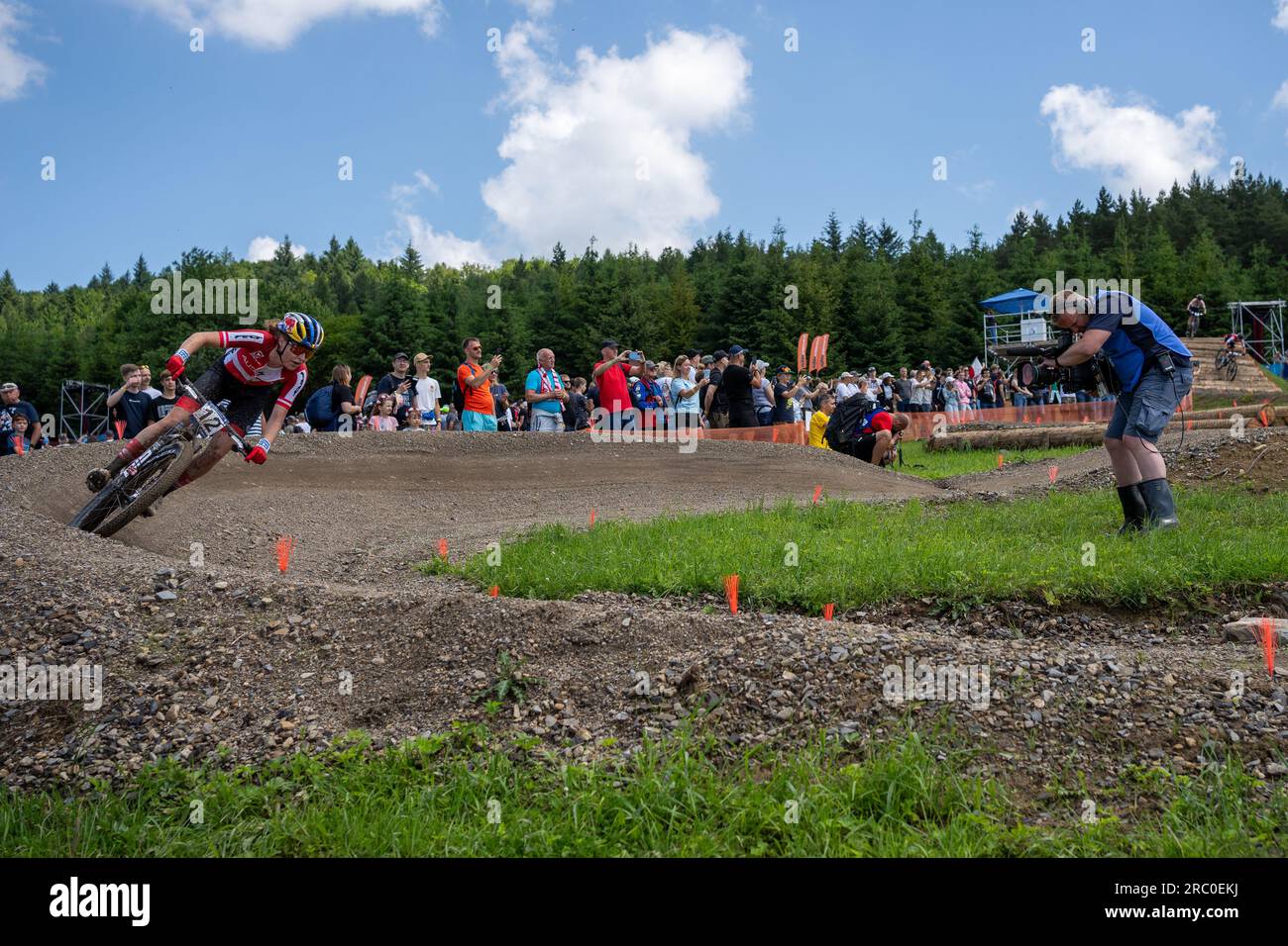 Laura Stigger prende una svolta con berms - 2023 UEC MTB Elite European Championships - European Games - Cracovia/Kraków - Krynica-Zdrój Foto Stock