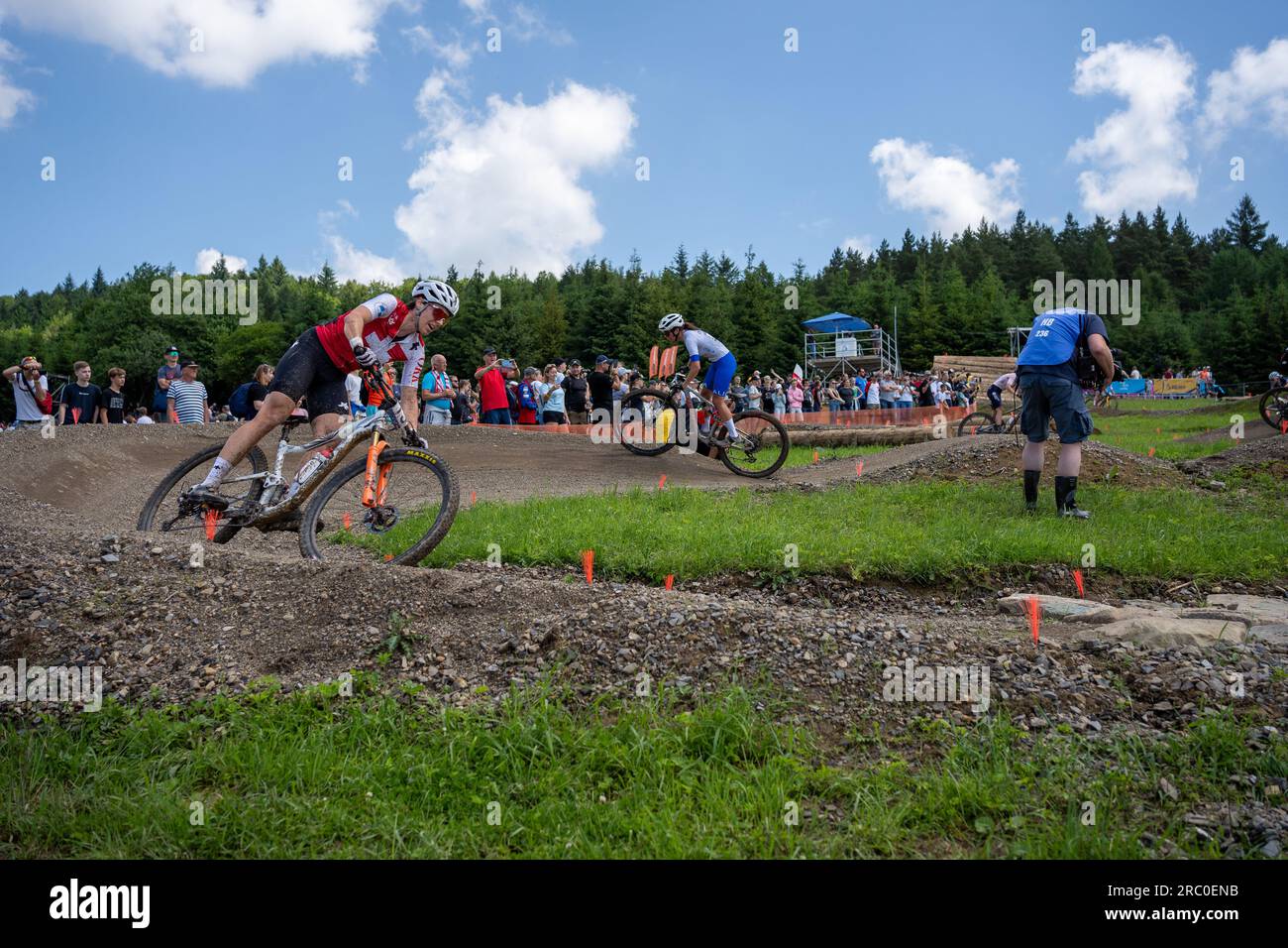 Linda Indergand, seguita da Martina Berta, prende una piega con berms - 2023 UEC MTB Elite European Championships - European Games - Cracovia - Krynica Foto Stock