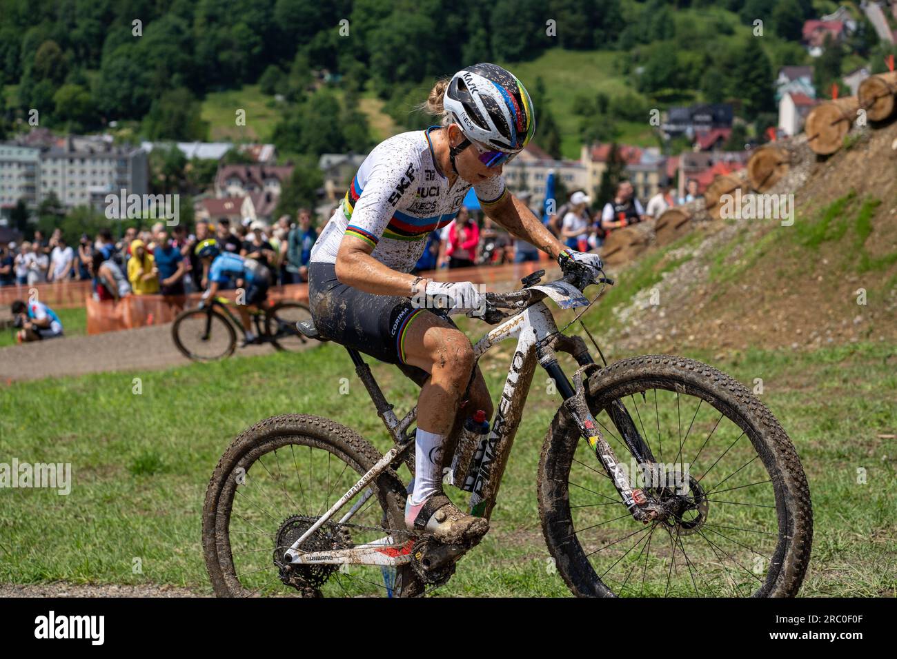 Campionessa del mondo francese Pauline Ferrand Prevot su ghiaia in salita - 2023 UEC MTB Elite European Championships - European Games - Cracovia/Kraków - Krynica Foto Stock