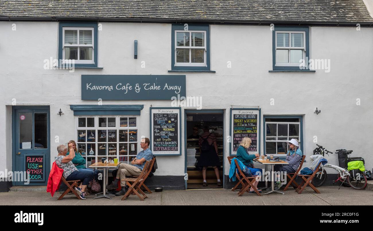 Hugh Town, St Marys, Scilly Isles, Regno Unito. 10 giugno 2023. I clienti mangiano ai tavoli fuori da un caffè del centro di Hugh Town. Foto Stock