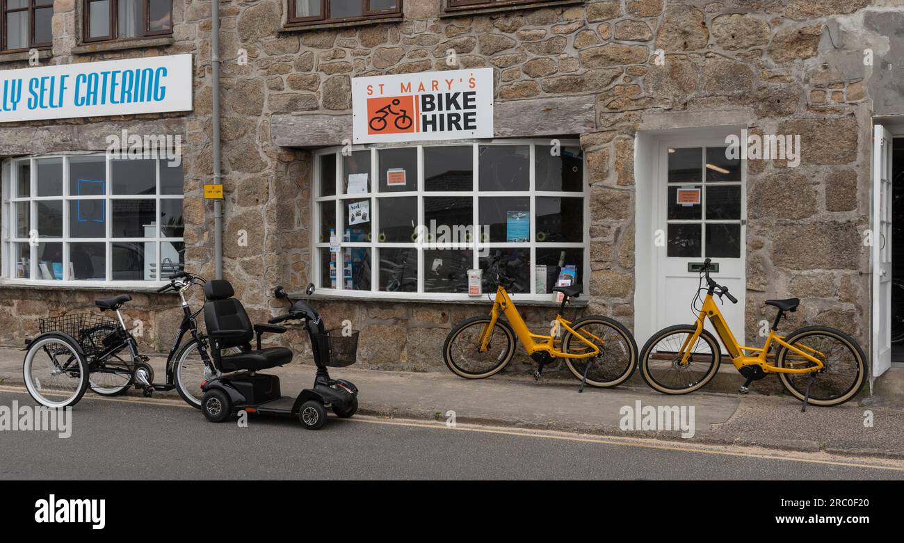 Hugh Town, St Marys, Scilly Islaes, Regno Unito. 10 giugno 2023. Negozio di noleggio biciclette e scooter con esposizione all'aperto nel centro della città di Hugh Foto Stock