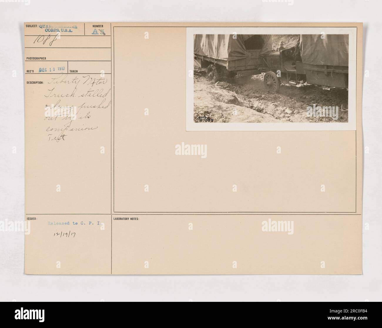 "Liberty Motor Truck in stallo spinto fuori dal suo veicolo compagno, fotografato durante un test nel Qua Corps, U.S.A. L'immagine è stata scattata il 10 dicembre 1915. Questa fotografia è stata rilasciata dal G.P.I. il 19 dicembre 1917." Foto Stock