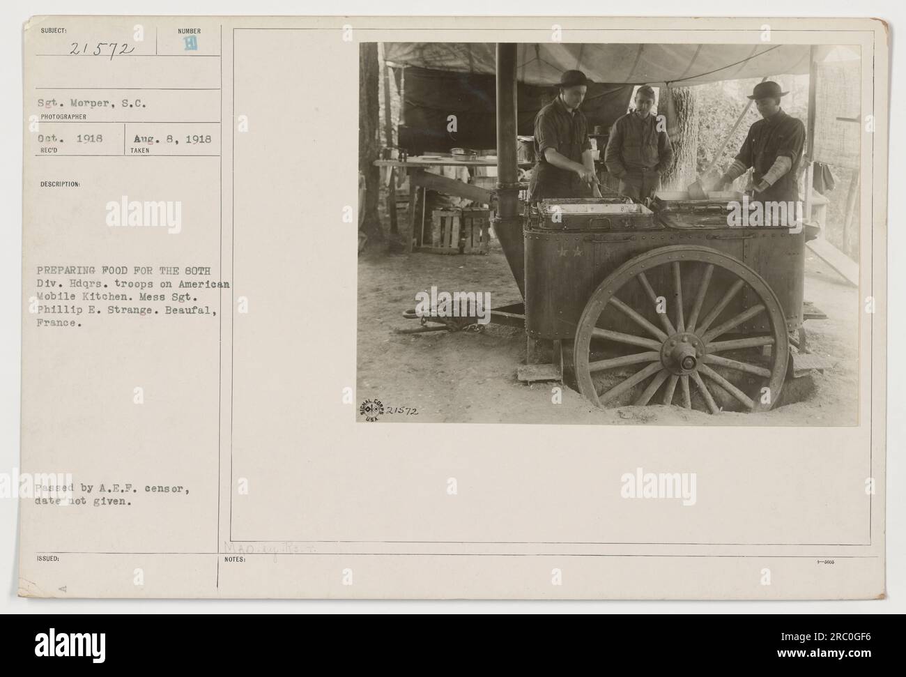 Il sergente Morper è visto catturare un momento nell'ottobre 1918, mentre il sergente Phillip E. Strange prepara cibo per le truppe del quartier generale della 80th Division su un American Mobile Kitchen a Beaufal, in Francia. La fotografia ha superato l'ispezione da parte della A.E.P. censor, anche se la data di autorizzazione non è fornita. Foto Stock