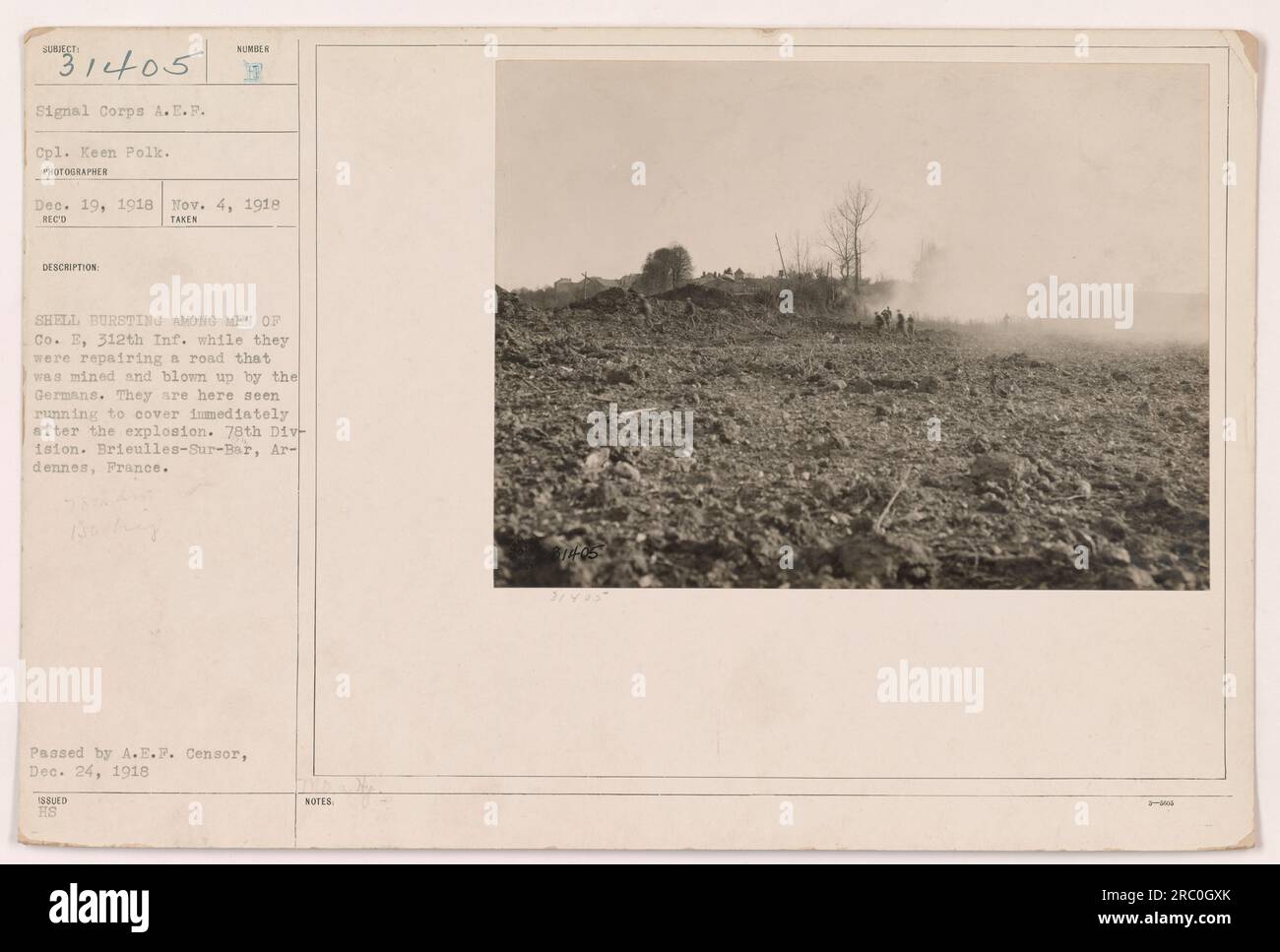 I soldati della compagnia e, 312th Infantry, 78th Division, sono visti correre per la copertura dopo uno scoppio di un proiettile tra di loro mentre riparavano una strada che era stata minata e fatta saltare in aria dai tedeschi a Brieulles-Sur-Bar, Ardennes, Francia. La foto è stata scattata il 19 dicembre 1918 da Cpl. Keen Polk. E' stato approvato dall'A.E.F. Censura il 24 dicembre 1918. Foto Stock