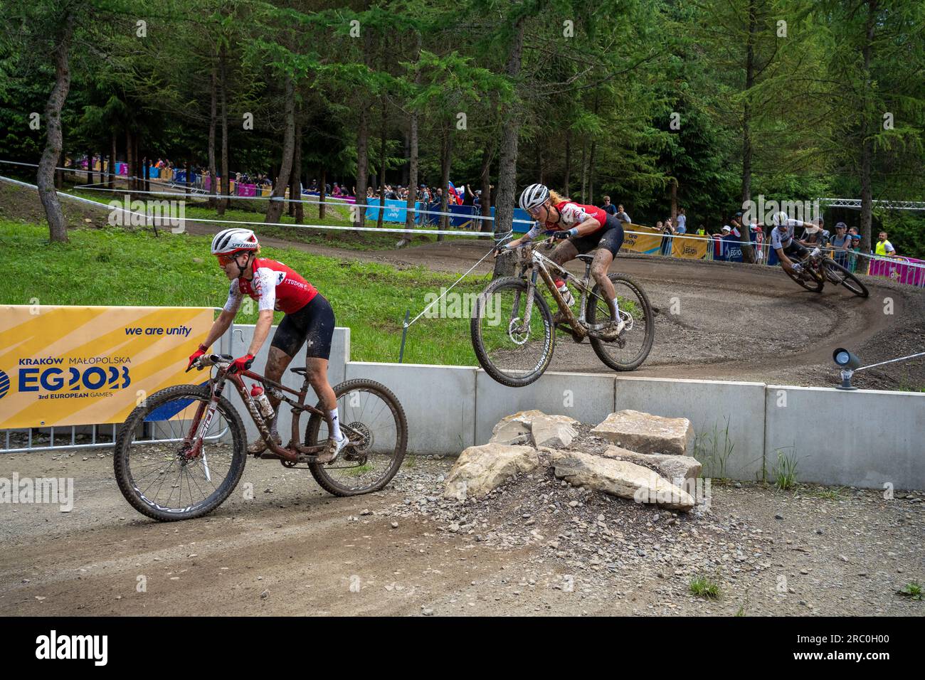 Sina Frei è appena atterrata con Jolanda Nef e Pauline Ferrand Prevot alla curva - 2023 UEC MTB Elite European Championships - EU Games Cracovia Foto Stock