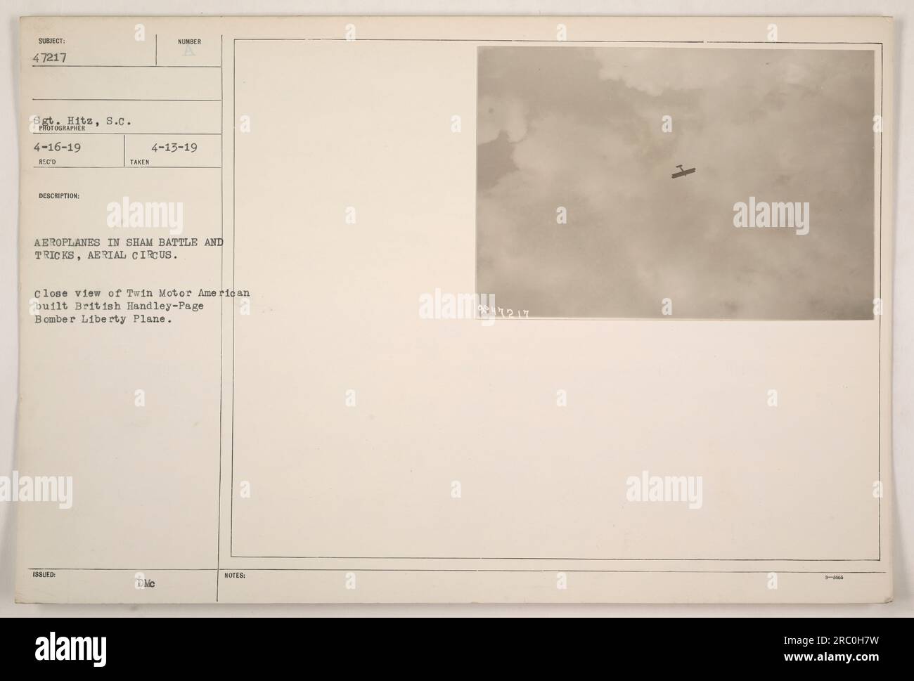 Vista ravvicinata di un aereo britannico Handley-Page Bomber Liberty costruito da Twin Motor American durante una finta battaglia e uno spettacolo di trucchi aerei. La foto è stata scattata dal sergente Hitz il 4-16-19, ed è numerata 47217 nella serie. La descrizione fa notare che la foto è stata ricevuta il 4-13-19. Foto Stock