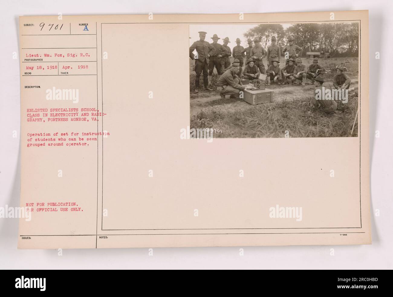 Specialisti arruolati imparano a conoscere l'elettricità e la radiografia presso la Enlisted Specialists School di Fortress Monroe, Virginia. In questa foto, gli studenti possono essere visti riuniti intorno a un operatore che sta dimostrando il funzionamento di un set. La fotografia è stata scattata nell'aprile 1918 e non è destinata alla pubblicazione, ma solo per uso ufficiale. Foto Stock