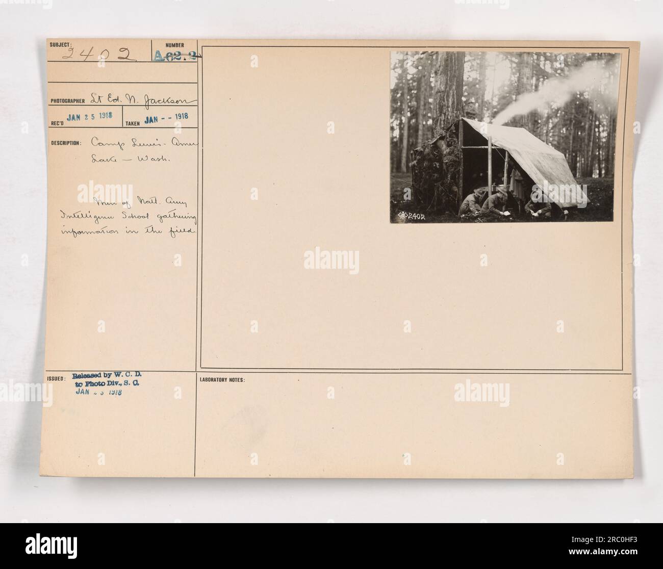 Gli uomini della National Army Intelligence School a Camp Lewis, a American Lake, Washington, possono essere visti sul campo raccogliendo informazioni. La foto è stata scattata da St ed. N. Jackson il 25 gennaio 1918 e ricevette il numero A.02.2. È stato pubblicato da W. C. D. alla Photo Division nel gennaio 1918. Foto Stock