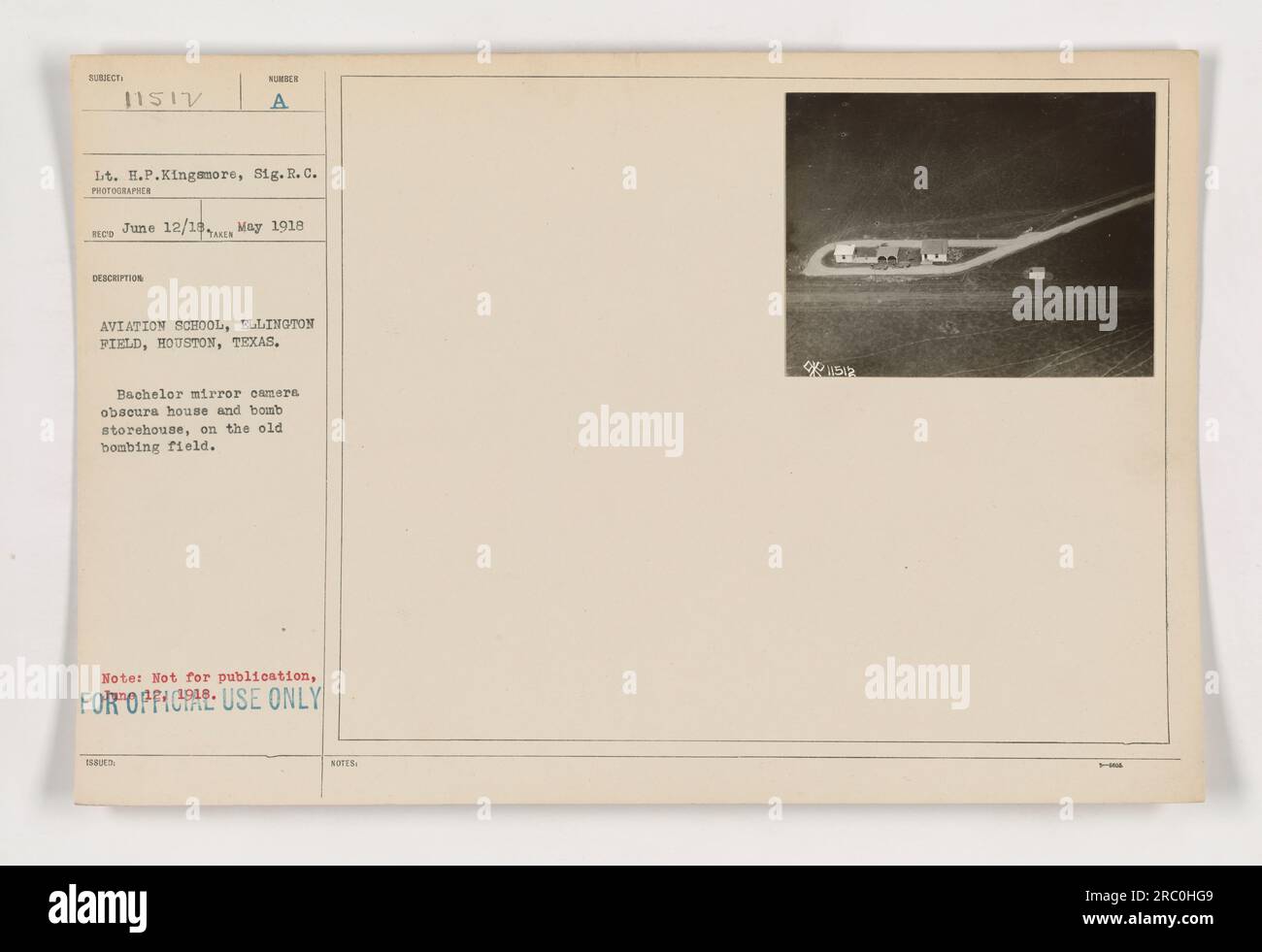 Bachelor camera a specchio camera oscura House e magazzino di bombe a Ellington Field, Houston, Texas. Questa immagine, scattata nel maggio 1918, mostra il tenente H.P.Kingamore del Signal Corps. Faceva parte delle strutture della Scuola aviaria sul vecchio campo di bombardamento. L'immagine non è per uso pubblico, solo per le note ufficiali. Foto Stock