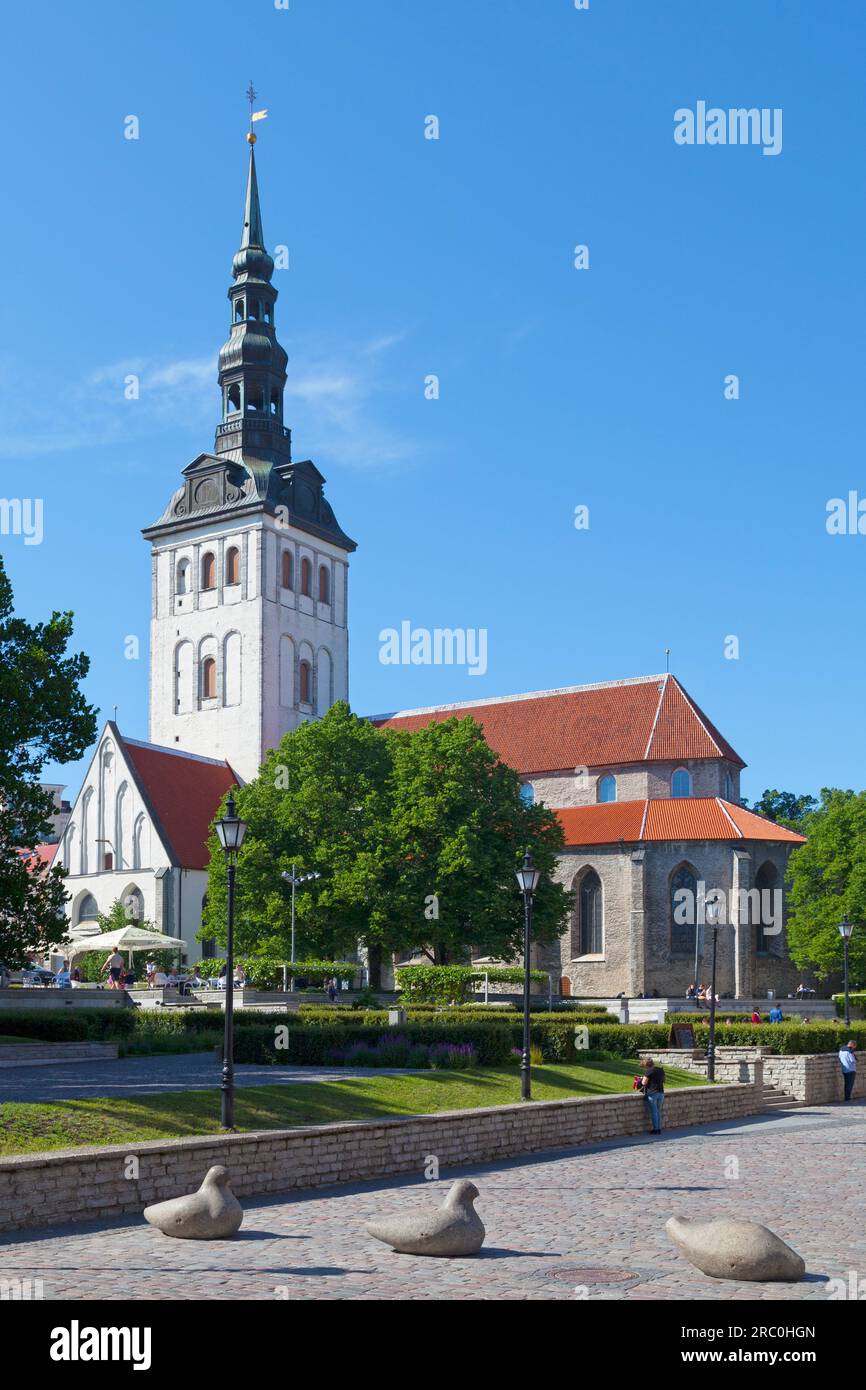 Tallinn, Estonia - 15 giugno 2019: Il St La chiesa di Nicola (in estone: Niguliste kirik, in tedesco: Nikolaikirche) è un'antica chiesa medievale in cui si trovava Foto Stock