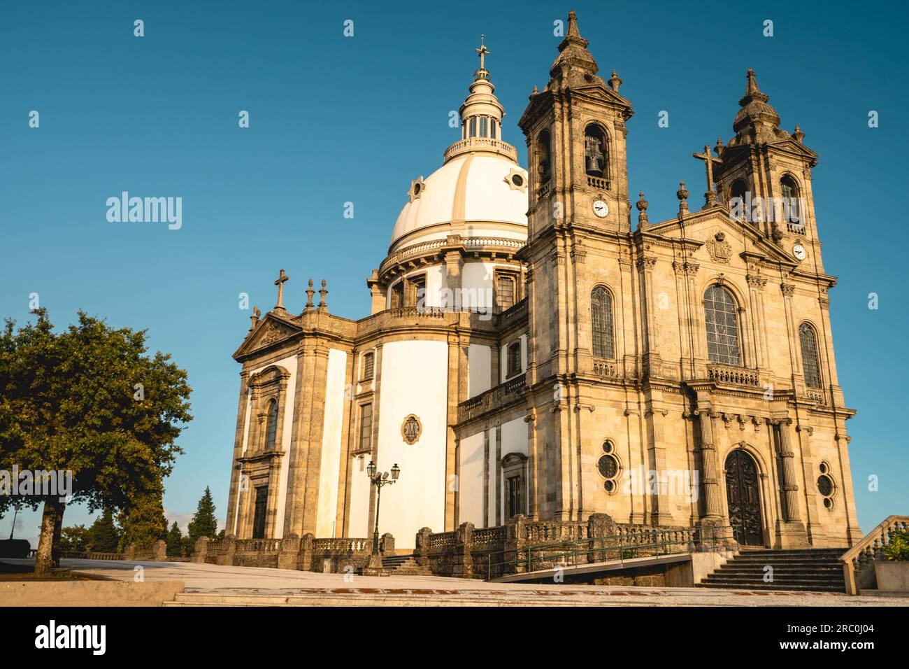 Santuario di nostra Signora di Sameiro, splendida chiesa in cima alla collina. Braga Portugal. Juli 7 2023. Foto Stock