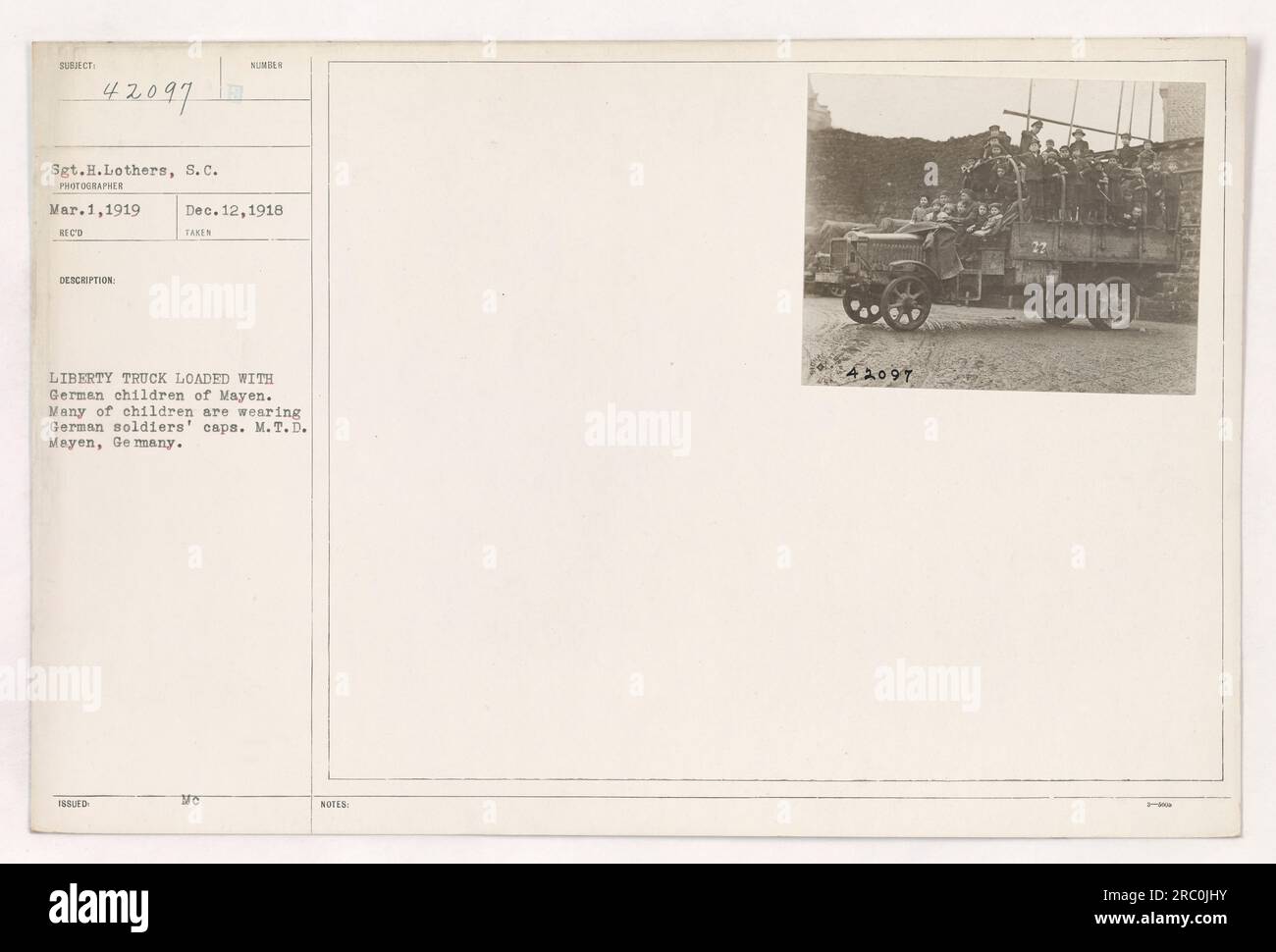 Un furgone Liberty carico di bambini tedeschi di Mayen, Germania. Molti dei bambini possono essere visti indossare i cappellini dei soldati tedeschi. La foto è stata scattata il 12 dicembre 1918 dal Sgt. H. Lothers del Signal Corps. È stata ricevuta come fotografia numero 42097 il 1 marzo 1919. Foto Stock