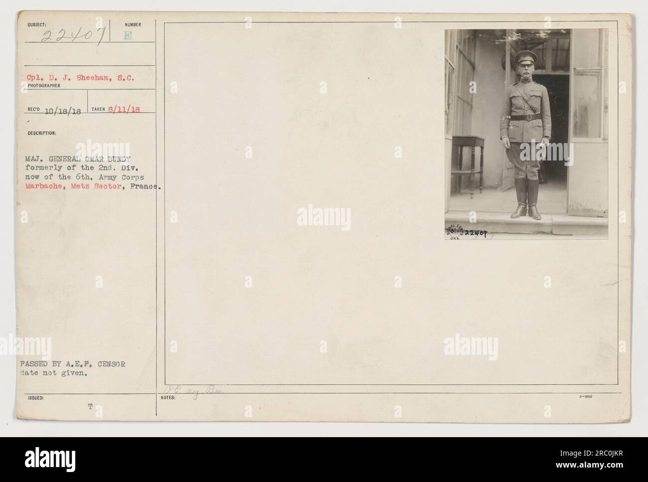 Didascalia: Il maggiore generale Omar Bundy, ex della 2nd Division e ora del 6th Army Corps, nella foto a Marbache, settore Mets, Francia. Il caporale D. J. Sheehan, S.C., è presente anche nella fotografia. Immagine ricevuta il 18 ottobre 1918, scattata l'11 agosto 1918. Foto cancellata dal censore A.E.P. con note aggiuntive contrassegnate come 22407. Foto Stock