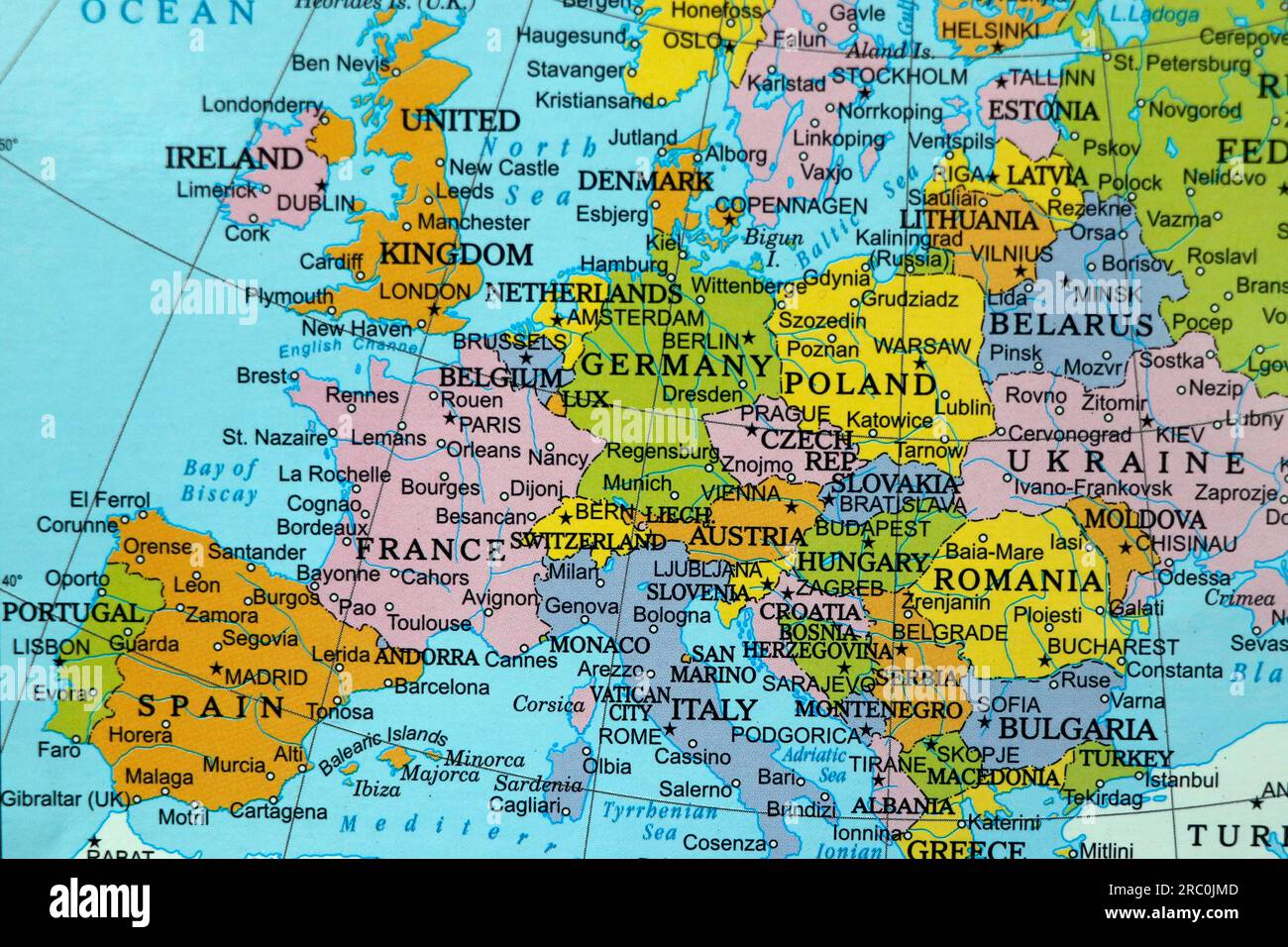 primo piano della mappa mondiale con il continente europeo, i paesi e gli oceani Foto Stock