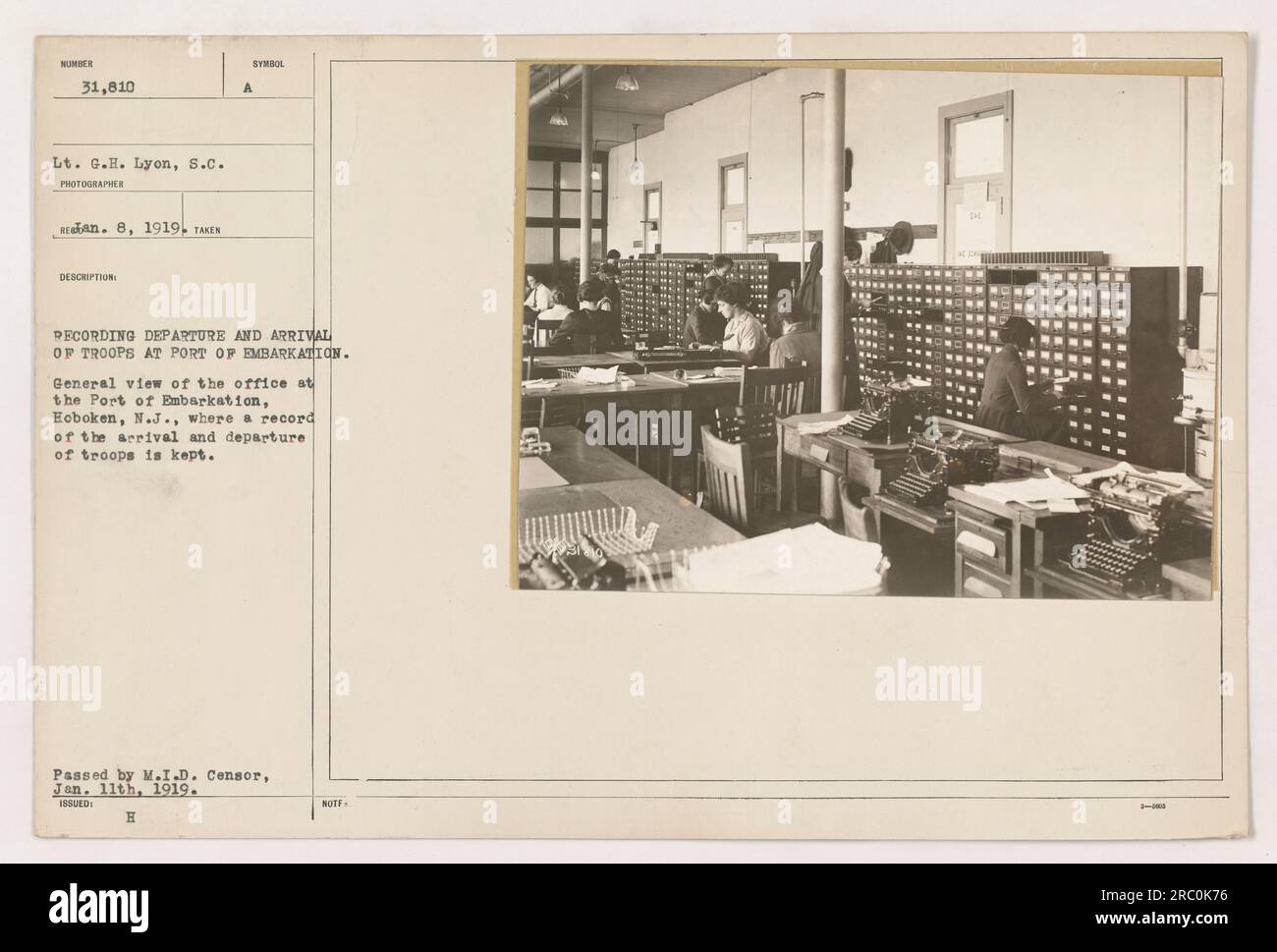 L'immagine mostra una visione generale dell'ufficio presso il porto di imbarco di Hoboken, New Jersey. E' qui che viene tenuto un registro dell'arrivo e della partenza delle truppe. La foto è stata scattata l'8 gennaio 1919 dal tenente G.H. Lione, S.C.. E' stato superato dal M.I.D. Censor l'11 gennaio e pubblicato come H NOTF. Foto Stock