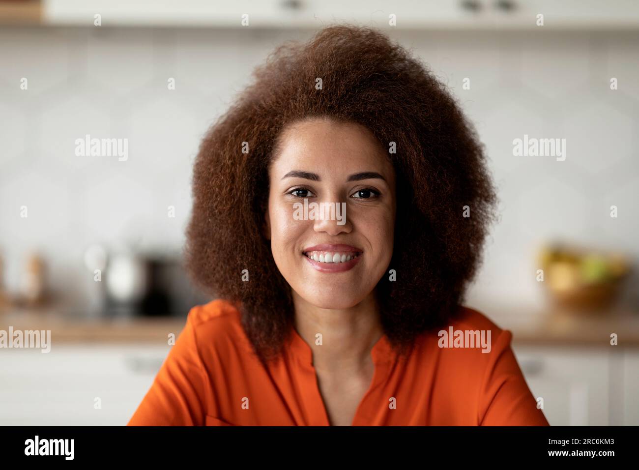 Primo piano di Young Happy African American Woman con acconciatura Bushy Foto Stock