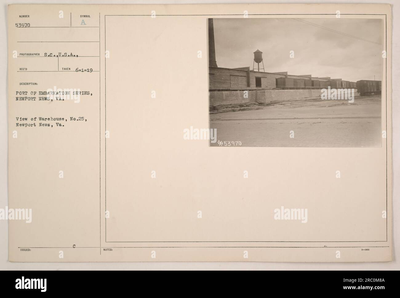 Magazzino n. 25 a Newport News, Virginia, visto il 1 giugno 1919. Questa fotografia fa parte della serie Port of embarkation, scattata dal fotografo S.C.U.S.A. Il magazzino si trova nel porto ed è stato utilizzato per immagazzinare forniture e attrezzature durante la prima guerra mondiale Foto Stock