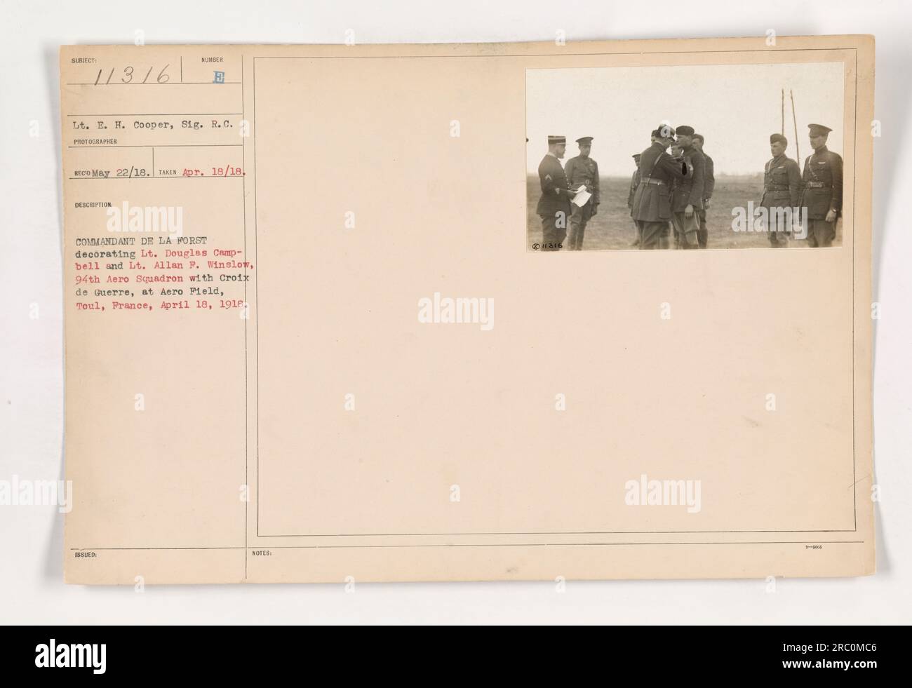 Tenente E.H. Cooper, ufficiale di segnale del Roosevelt Aviation Field, decora il tenente Douglas Campbell e il tenente Allan P. Winslow del 94th Aero Squadron con la Croix de Guerre ad Aero Pield a Toul, in Francia il 18 aprile 1918. Foto Stock