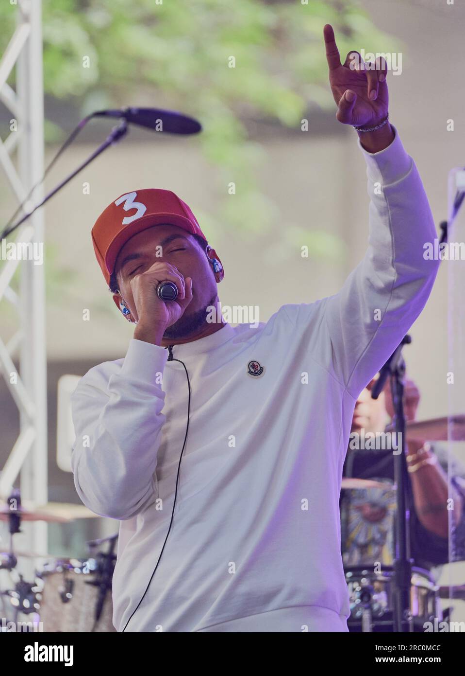 NEW YORK, NY, USA - 15 GIUGNO 2023: Chance the rapper si esibisce nella serie di concerti "Today" della NBC al Rockefeller Plaza. Foto Stock