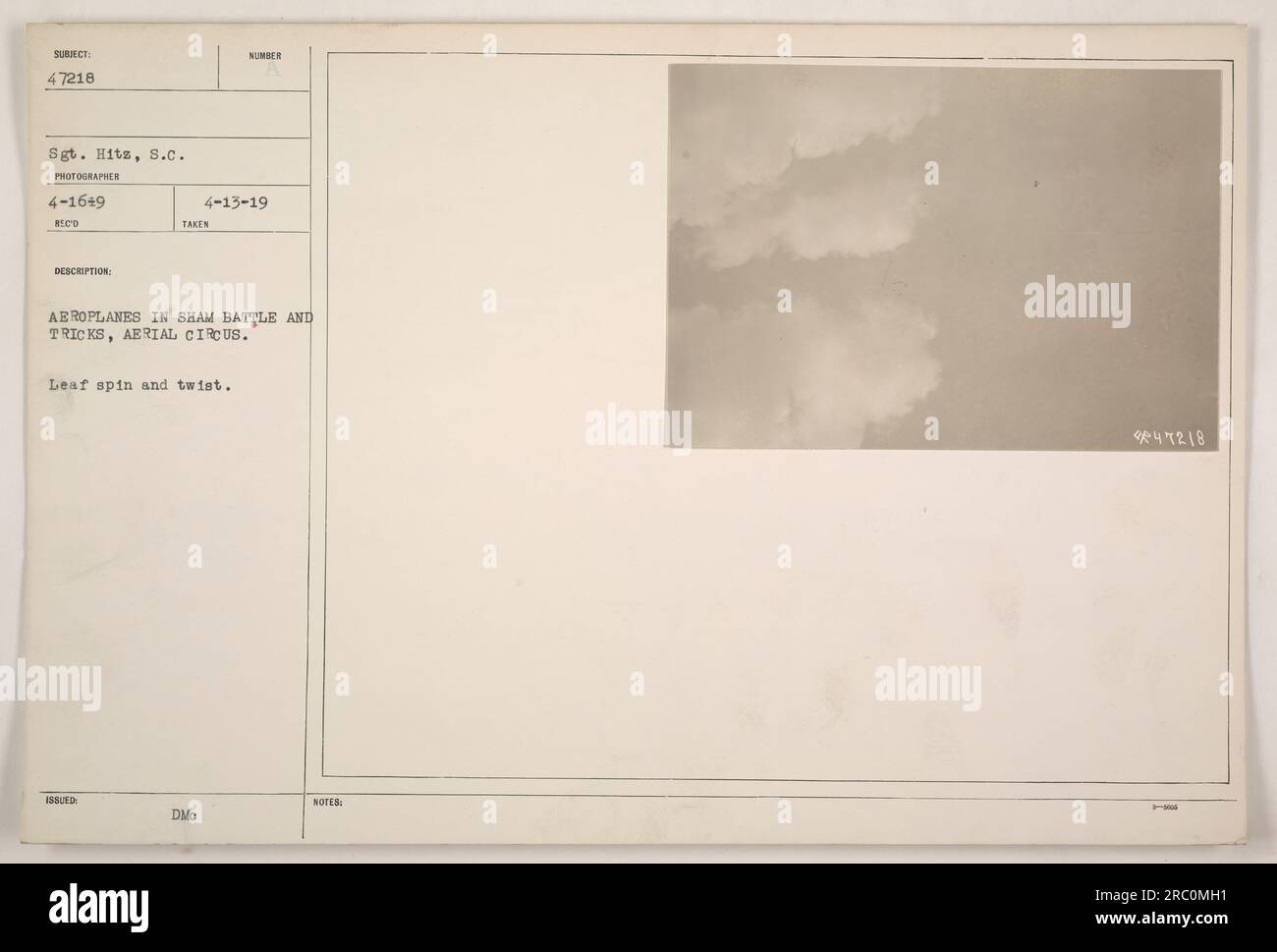 Sgt. Hitz dimostra di girare le foglie in una finta battaglia e inganna lo scenario del circo aereo durante la prima guerra mondiale. Filmata dal fotografo 4-1649 ECD, questa immagine cattura le manovre intense e acrobatiche eseguite dagli aerei. Questa fotografia è stata rilasciata il 4-13-19 con il numero di riferimento 47218. Foto Stock