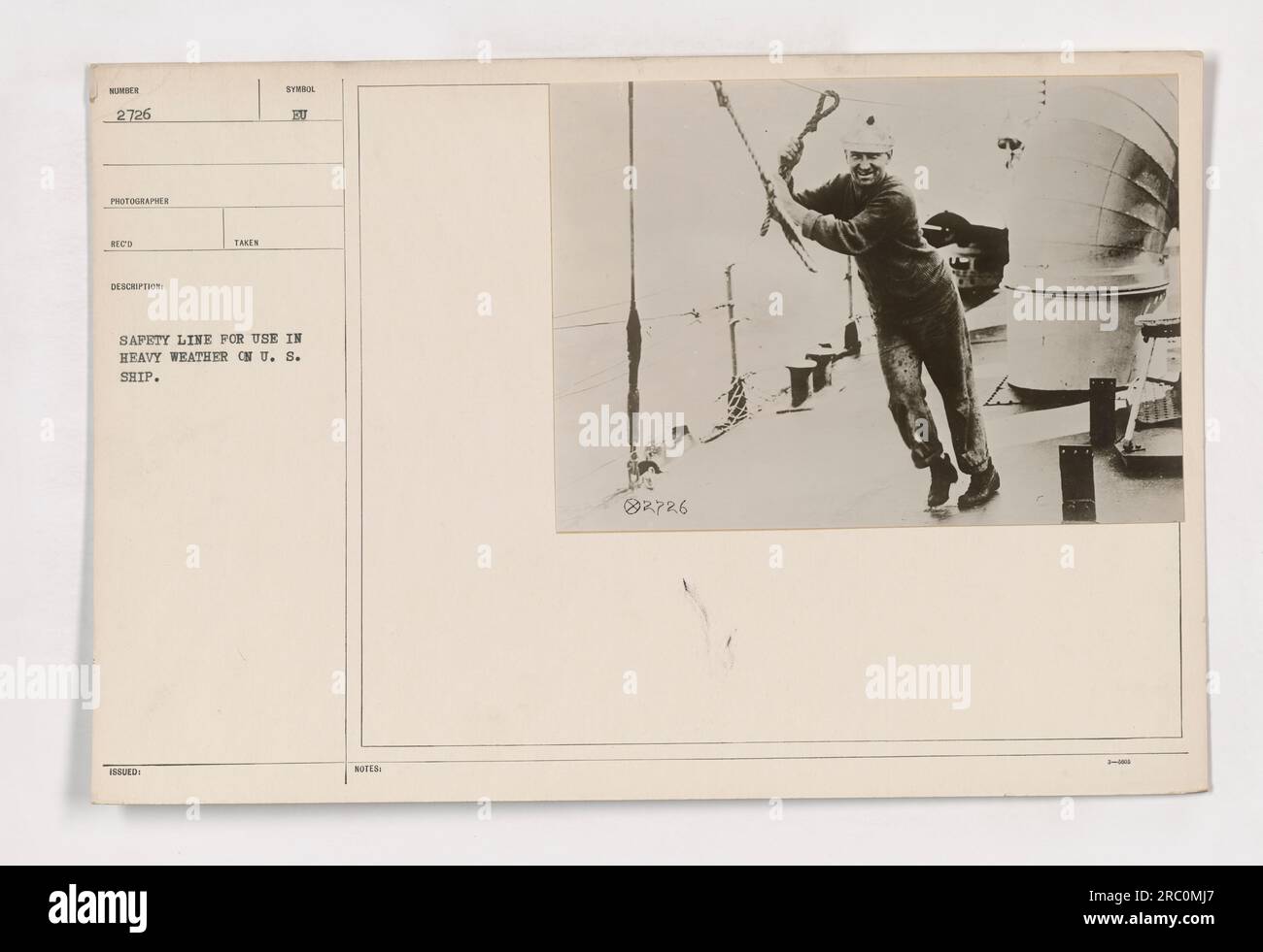 Linea di sicurezza utilizzata sulla nave statunitense, in particolare sul Destroyer WUNDER, in condizioni meteorologiche avverse. La linea contribuisce a mantenere la stabilità e a fornire supporto ai membri dell'equipaggio in condizioni difficili. Questa fotografia, scattata e rilasciata dal fotografo, serve come documentazione visiva delle precauzioni di sicurezza adottate durante la prima guerra mondiale Foto Stock
