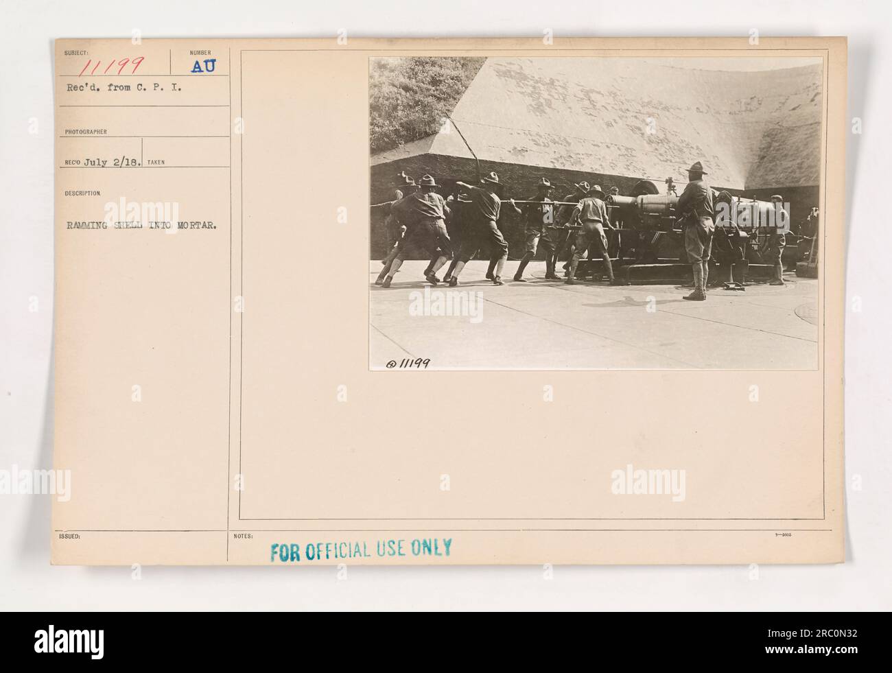 Soldato che carica un guscio in un mortaio durante la prima guerra mondiale. Foto Stock