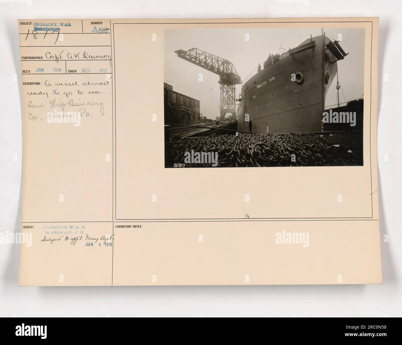 Una nave in preparazione per il mare alla Sun Shipbuilding Company a Chester, Pennsylvania. Questa immagine è stata scattata nel dicembre 1917 e fa parte di una collezione che raffigura le attività militari americane durante la prima guerra mondiale. Foto Stock