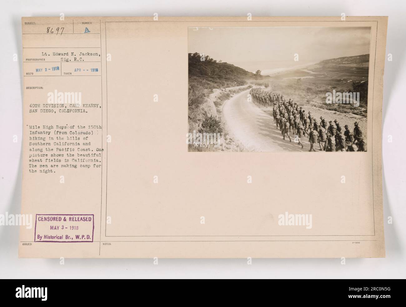 Soldati della 150th Infantry Division (dal Colorado) che camminano sulle colline della California meridionale e lungo la costa del Pacifico. La fotografia cattura i soldati che si accampano per la notte, con uno sfondo di splendidi campi di grano in California. Immagine scattata il 2 maggio 1918 a Camp Kearny, San Diego, California.' Foto Stock