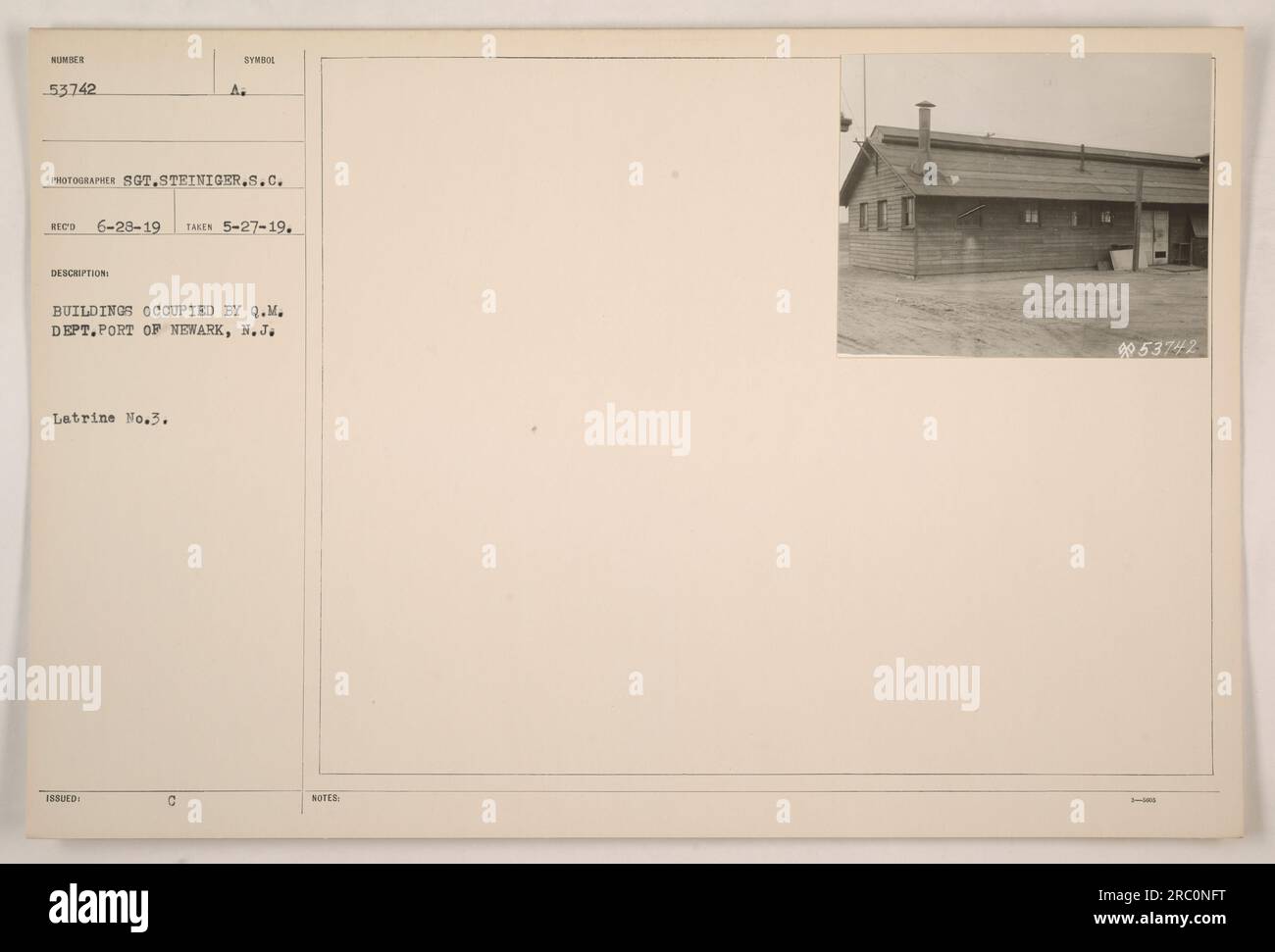 Una fotografia che mostra gli edifici occupati dal Q.M. Dipartimento al porto di Newark, New Jersey. L'edificio specifico nell'immagine è la latrina n. 3. La foto è stata scattata il 27 maggio 1919 dal sergente Steiniger del Signal Corps. Il suo numero di identificazione è 53742. Le note aggiuntive indicano la descrizione come rappresentazione simbolica. Foto Stock