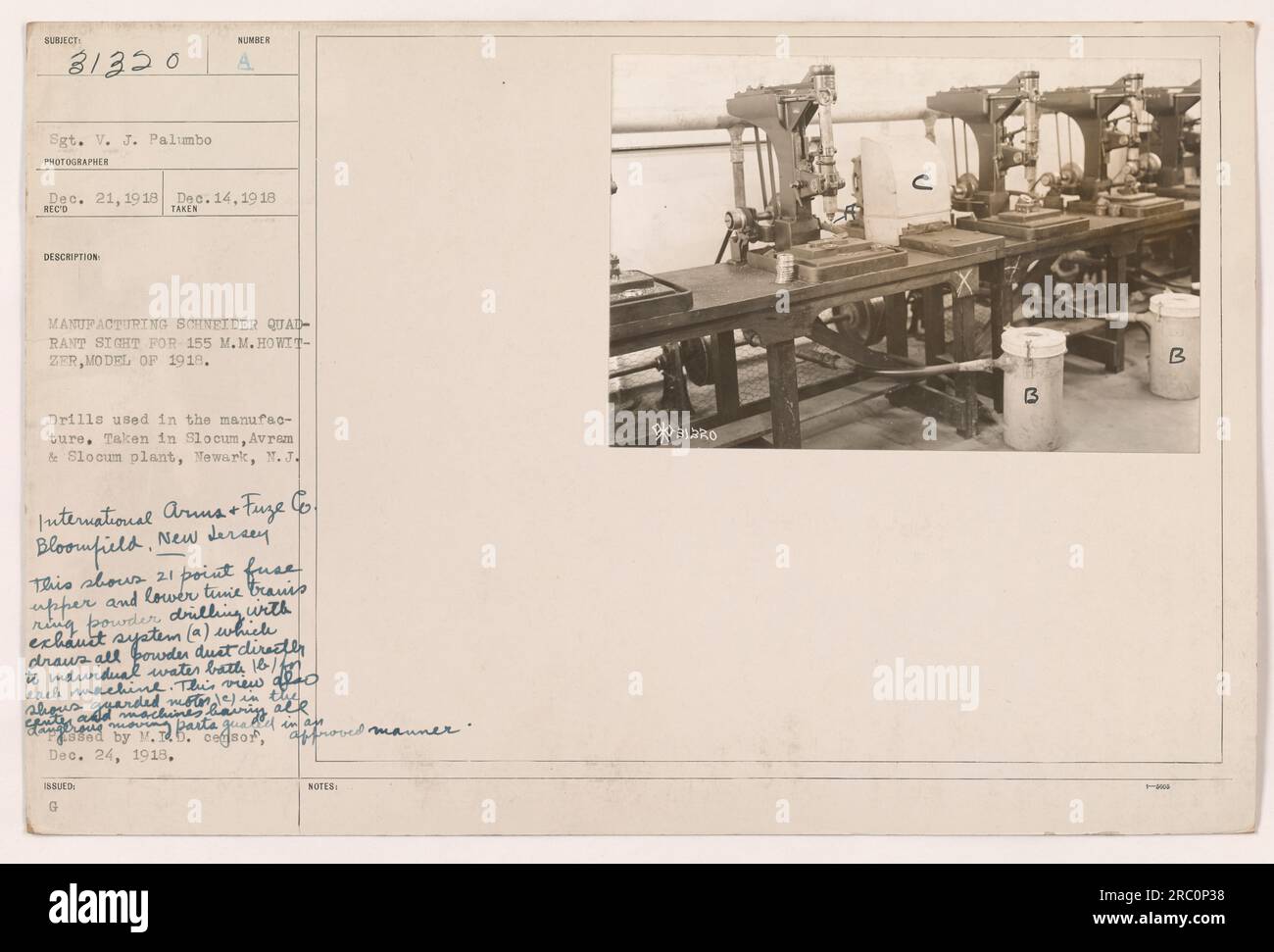 Trapani di produzione utilizzati nella produzione del quadrante Schneider Sight per l'obice da 155 mm, modello del 1918. La foto è stata scattata nello stabilimento di Slocum, Avrem & Slocum a Newark, New Jersey, di proprietà della International Arms + Fuze Co. Mostra il sistema di perforazione per polveri esterne con fusibile a 21 punti superiore e inferiore, con bagni ad acqua singoli per aspirare la polvere. Visualizza include anche tutte le parti disposte per l'assemblaggio. Presa il 21 dicembre 1918. Questa immagine è stata approvata e pubblicata come parte della serie PRO C 113 B da Bocesor il 24 dicembre 1918. Foto Stock