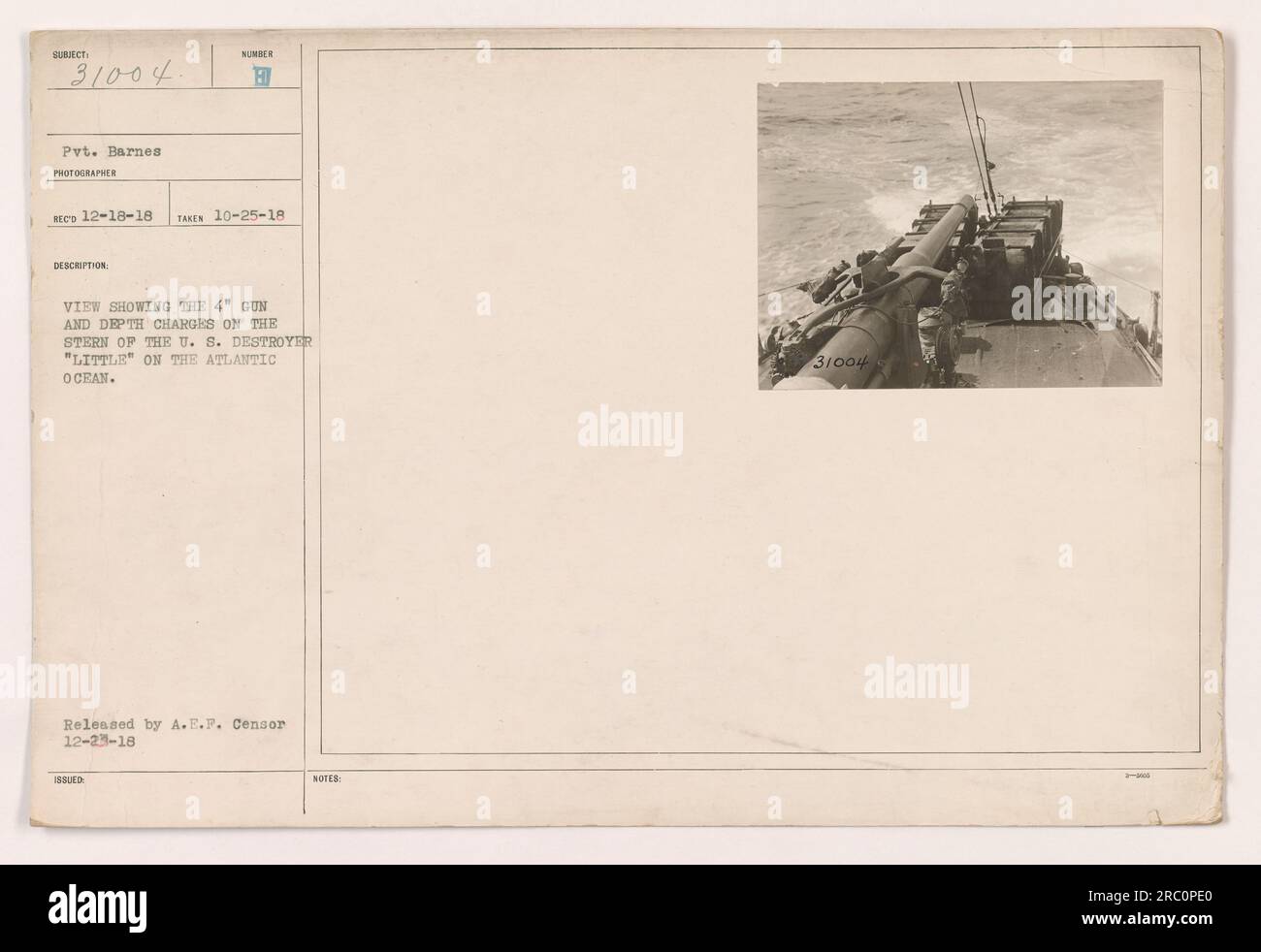 Questa fotografia, scattata il 25 ottobre 1918, mostra la poppa del cacciatorpediniere statunitense "Little" sull'Oceano Atlantico. Raffigura un cannone da 4' e cariche di profondità montate sulla nave. L'immagine è stata rilasciata da A.E.F. Censura il 23 dicembre 1918. Foto scattata da Pvt. Barnes del co 12-18-18. Foto Stock
