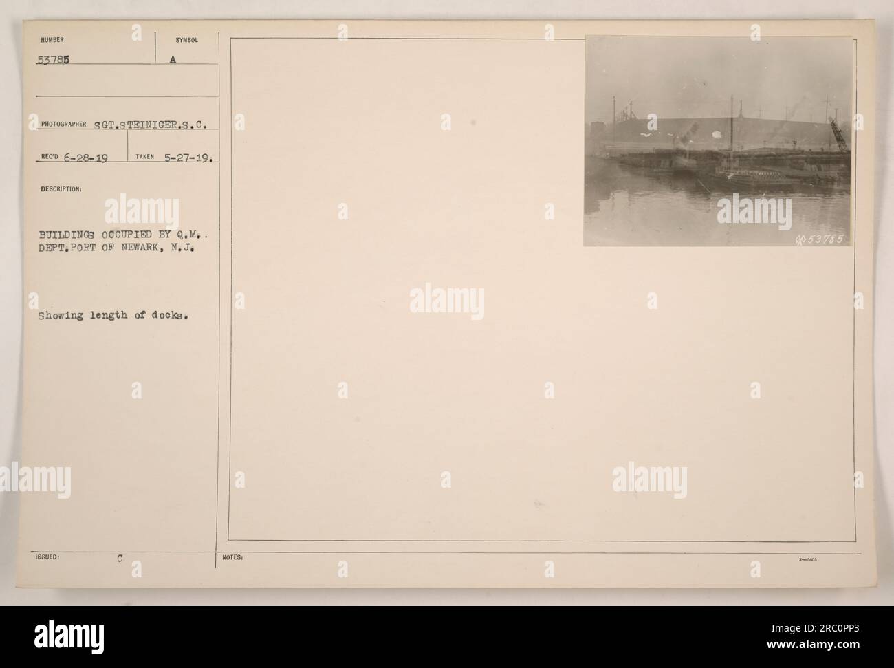 La fotografia mostra gli edifici occupati dal Q.M. Dipartimento al porto di Newark, New Jersey. Evidenzia la lunghezza delle banchine numero 53.785. La foto è stata scattata dal sergente Steiniger il 27 maggio 1919 e ricevuta il 28 giugno 1919. Foto Stock