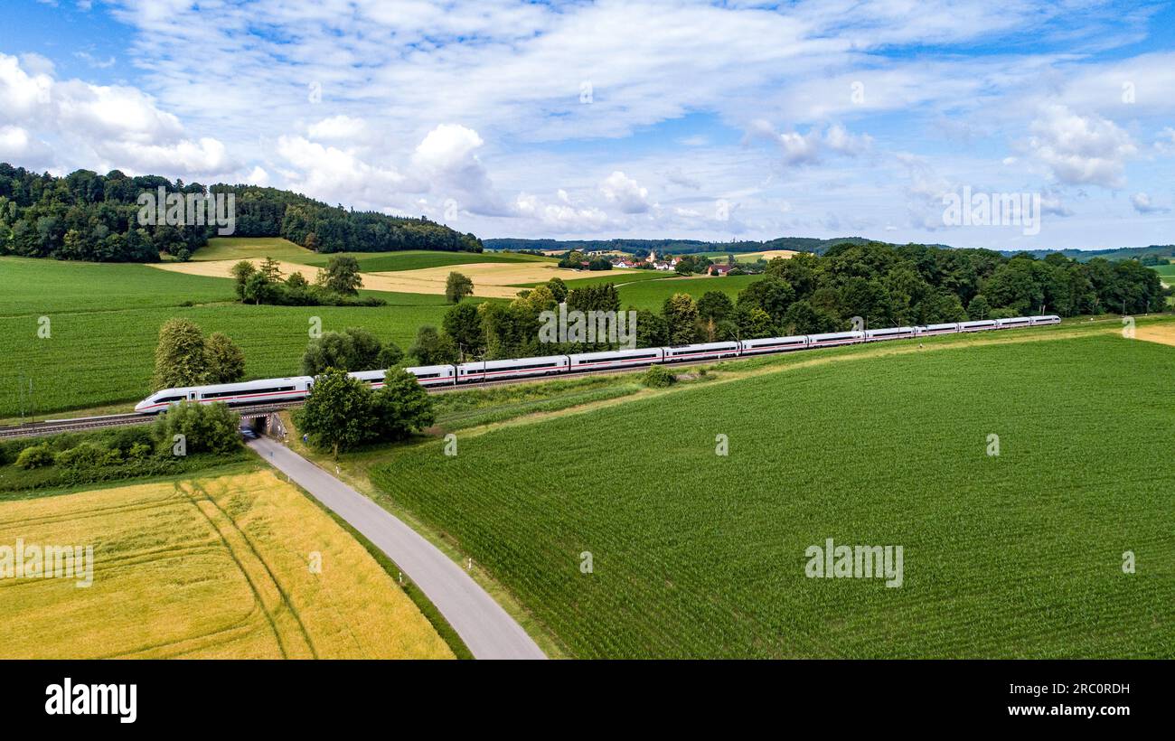 L'Intercity Express della Deutsche Bahn attraversa la campagna, la Baviera, la Germania e l'Europa Foto Stock