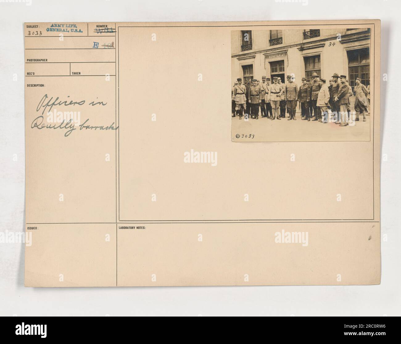 Agenti nella caserma Reuilly, Francia. L'immagine raffigura un gruppo di ufficiali riuniti, forse discutendo di strategie militari o di addestramento. La fotografia indica un aspetto tipico della vita militare durante la prima guerra mondiale Foto Stock