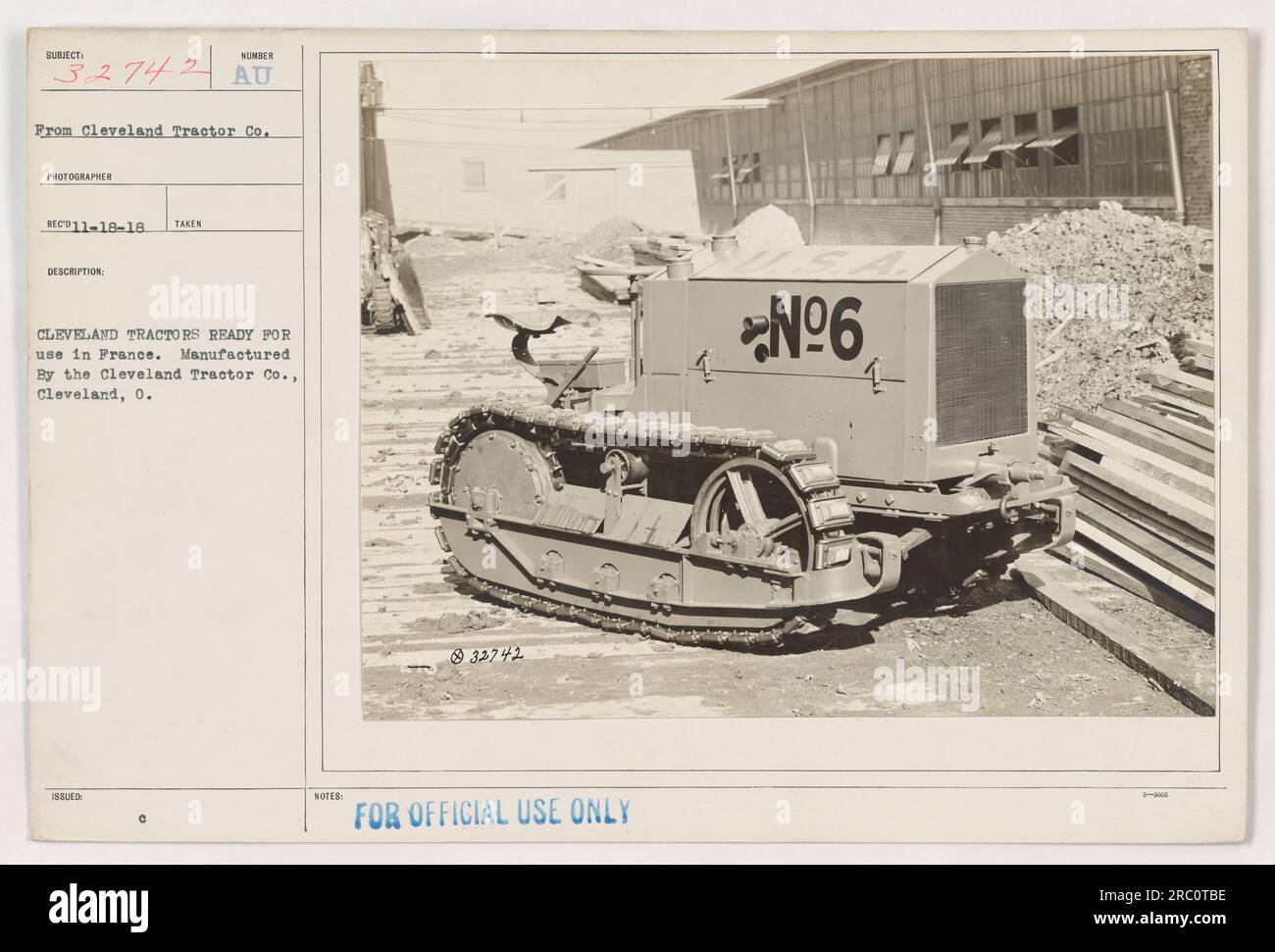 (Immagine mancante come riferimento) didascalia: Trattori Cleveland prodotti da Cleveland Tractor Co. Pronti per l'implementazione in Francia durante la prima guerra mondiale. Questi trattori sono stati prodotti a Cleveland, Ohio. Fotografia scattata da un fotografo dell'azienda il 18 novembre 1918. Rilasciato ufficialmente solo per uso, primario per attività militari. Foto Stock