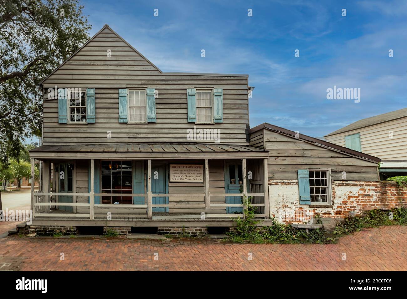 A sette isolati a ovest da dove è atterrato il generale Oglethorpe nel 1733, la nostra storia ha inizio. La famosissima Pirates House di Savannah si trova su uno dei mos Foto Stock