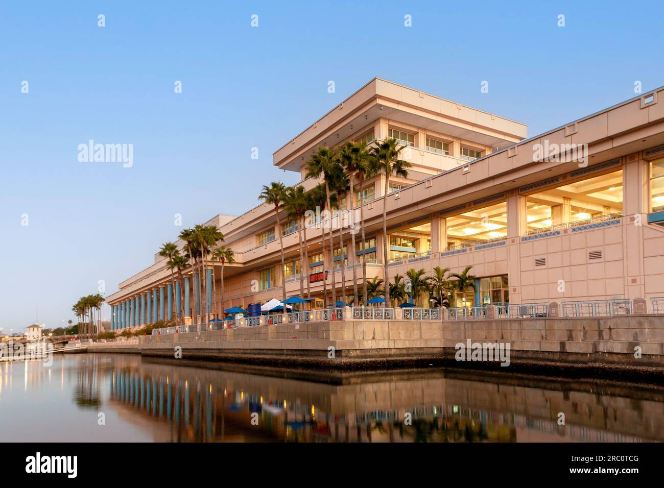 Vista frontale del centro convegni di Tampa sul fiume Hillsbourough, Tampa, Florida Foto Stock