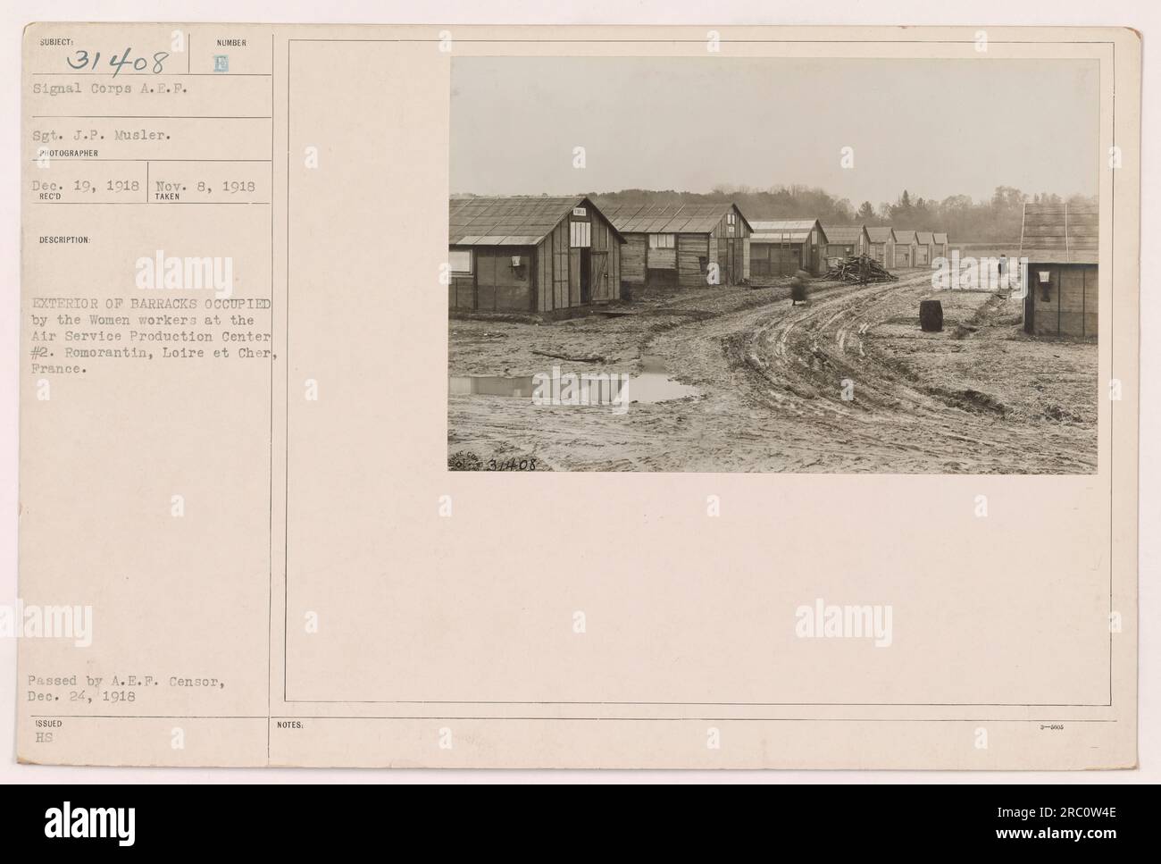 Vista esterna delle caserme occupate da lavoratrici presso l'Air Service Production Center n. 2 di Romorantin, Loire et Cher, Francia. Foto scattata l'8 novembre 1918 e ricevuta il 19 dicembre 1918. Questa immagine mostra gli alloggi delle donne che contribuiscono allo sforzo bellico. Censurato dalla A.E.P. e pubblicato con note HS il 24 dicembre 1918. Foto Stock