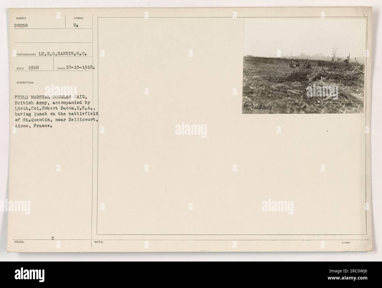 Feldmaresciallo Haig dell'esercito britannico e Lieut. Il colonnello Robert Bacon degli Stati Uniti a pranzo sulla St. Campo di battaglia di Quentin vicino a Bellicourt, Aisne, Francia. Presa il 15 ottobre 1918 dal tenente B.O. Harris, questa fotografia conserva un momento significativo durante la prima guerra mondiale. Foto Stock