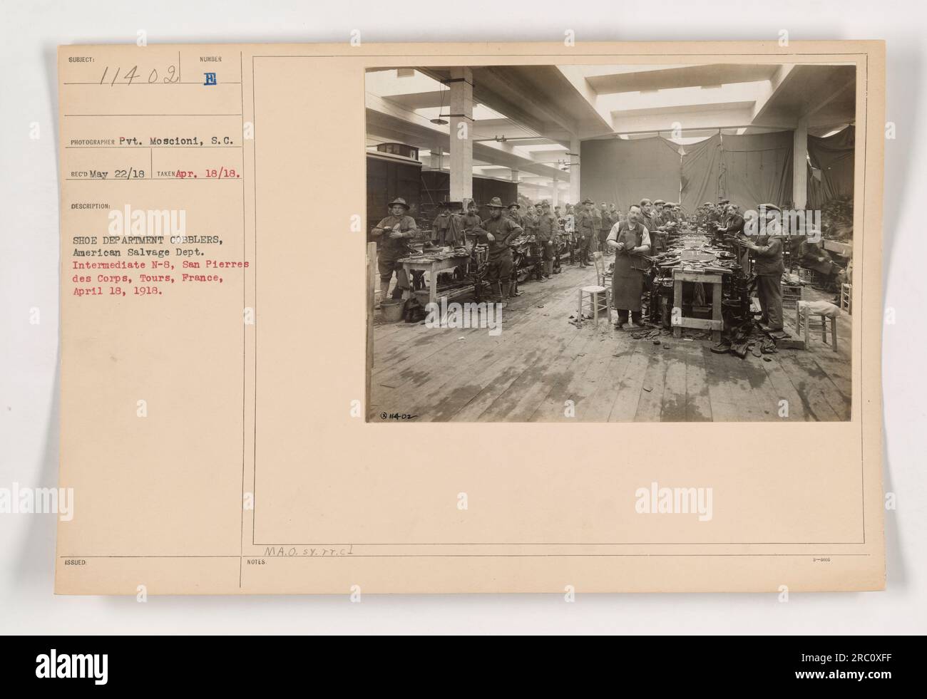 "Cobblers at work in the shoe Department of the American Salvage Dept., Intermediate N-8, San Pierres des Corps, Tours, Francia. Questa foto, scattata da Pvt. Moscioni, S.C. il 18 aprile 1918, illustra il processo di riparazione e recupero delle scarpe. Immagine tratta da fotografie delle attività militari americane durante la prima guerra mondiale." Foto Stock