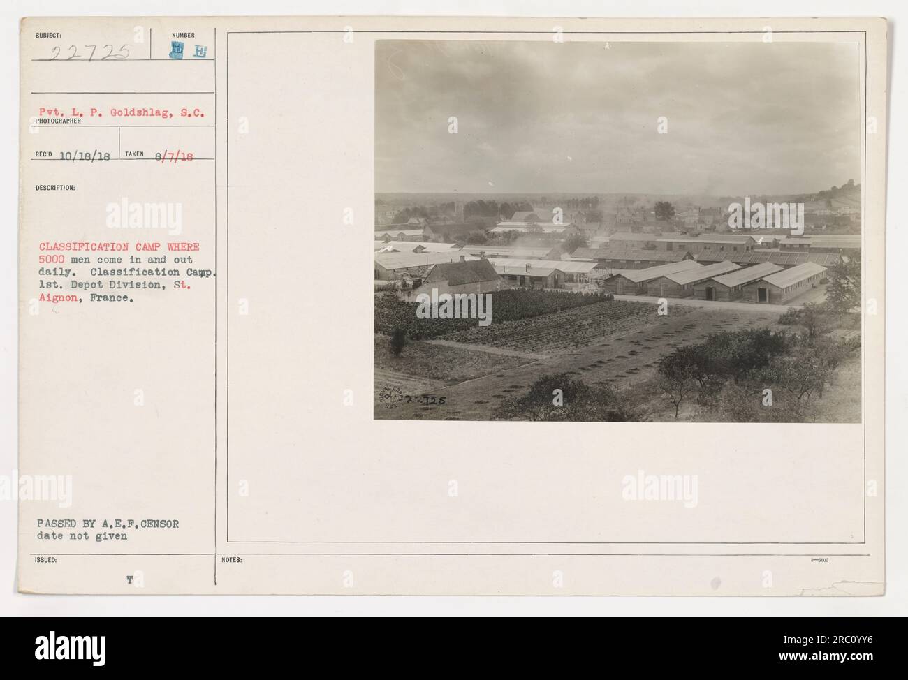Pvt. L. P. Goldshlag del Signal Corps ha catturato questa foto. Mostra il Sunber Classification Camp, dove circa 5000 uomini entrano e partono ogni giorno. Il campo fa parte della 1st Depot Division, situata a St. Aignon, Francia. Questa fotografia è stata passata dall'A.E.P. Censurare e non ha una data specifica. Le note aggiuntive indicano il numero di identificazione come 22115. Foto Stock