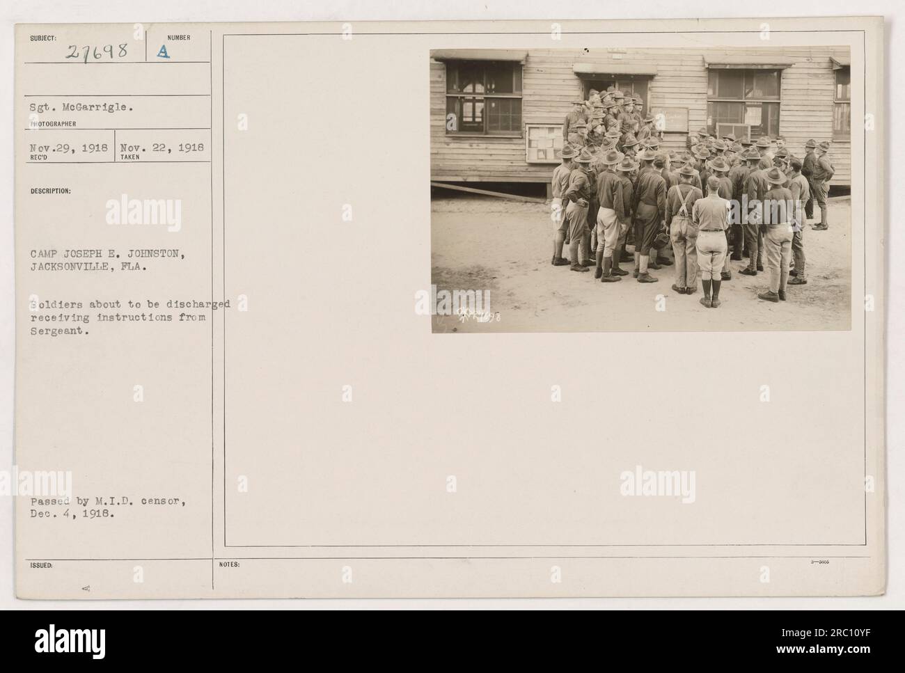 Soldati a Camp Joseph E. Johnston a Jacksonville, Florida, informati dal sergente McGarrigle nel novembre 1918. I soldati stanno per essere dimessi e stanno ricevendo istruzioni prima della partenza. La foto è stata scattata il 22 novembre 1918 e ricevuta il 29 novembre 1918. È stato approvato dal M.I.D. censor il 4 dicembre 1918. Foto Stock