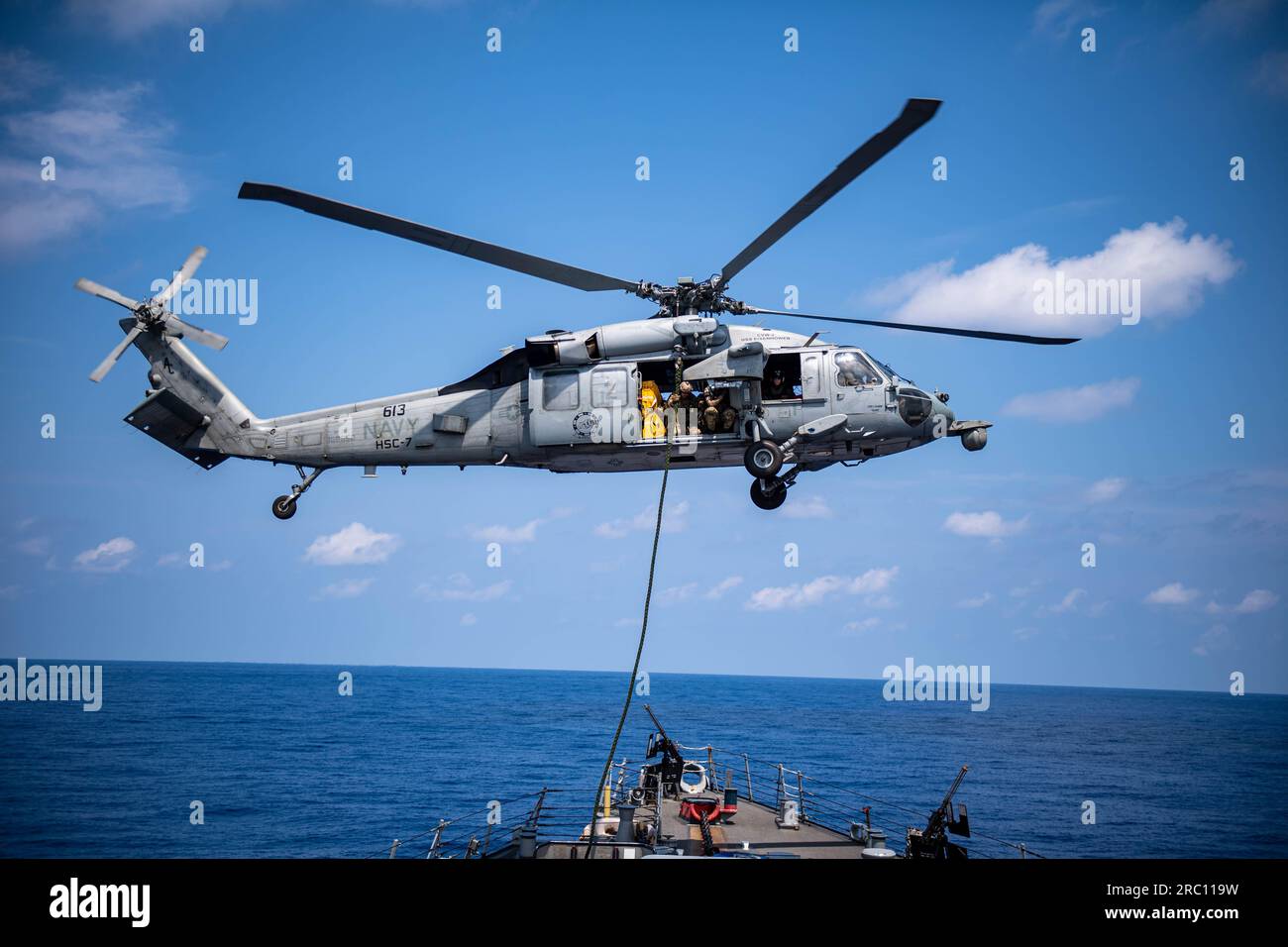 230704-N-OB471-1084 OCEANO ATLANTICO (4 luglio 2023) i marinai si preparano a corde veloci da un elicottero MH-60S Sea Hawk, attaccato al 'Dusty Dogs' dell'Helicopter Sea Combat Squadron (HSC) 7, sulla focale a bordo del cacciatorpediniere a missili guidati classe Arleigh Burke USS Laboon (DDG 58) 4 luglio 2023, nell'Oceano Atlantico. Questa nave, nell'ambito del Dwight D. Eisenhower Carrier Strike Group, è in corso nell'Oceano Atlantico partecipando all'esercitazione dell'unità di addestramento composita del Carrier Strike Group Four (COMPTUEX). COMPTUEX è un intenso esercizio di più settimane progettato per integrare completamente uno sciopero del vettore Foto Stock