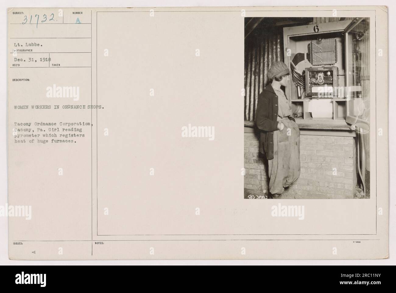 Una lavoratrice della Tacony Ordnance Corporation a Dacony, Pennsylvania, è vista leggere un pirometro, un dispositivo utilizzato per misurare il calore dei forni. L'immagine mostra il coinvolgimento attivo delle donne nei negozi di ordigni durante la prima guerra mondiale. Catturato il 31 dicembre 1918. Foto Stock