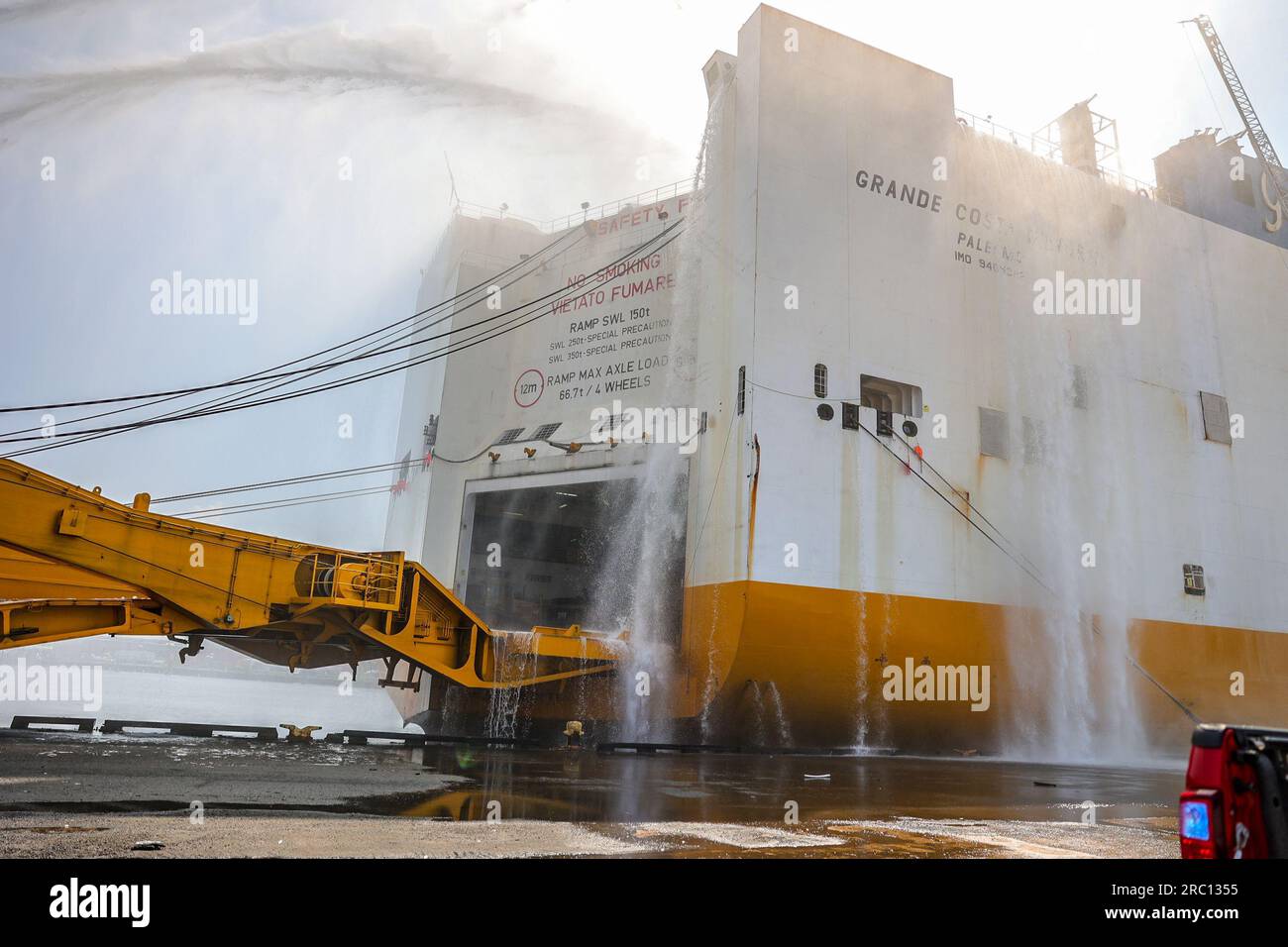 Negli Stati Uniti Coast Guard, Port Authority of New York and New Jersey, Newark Fire Department e diverse agenzie statali e locali rispondono a un incendio sulla motonave grande Costa D’Avorio a Port Newark, New Jersey, 6 luglio 2023. Gli specialisti in lotta antincendio stanno conducendo attivamente attività antincendio sia dal molo che sull'acqua. (STATI UNITI Foto della Guardia Costiera di Dan Henry) Foto Stock