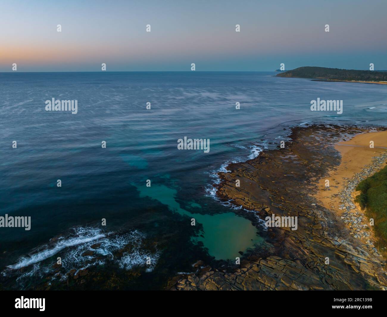 Alba sull'oceano con cielo limpido a Toowoon Bay sulla costa centrale del New South Wales, Australia. Foto Stock