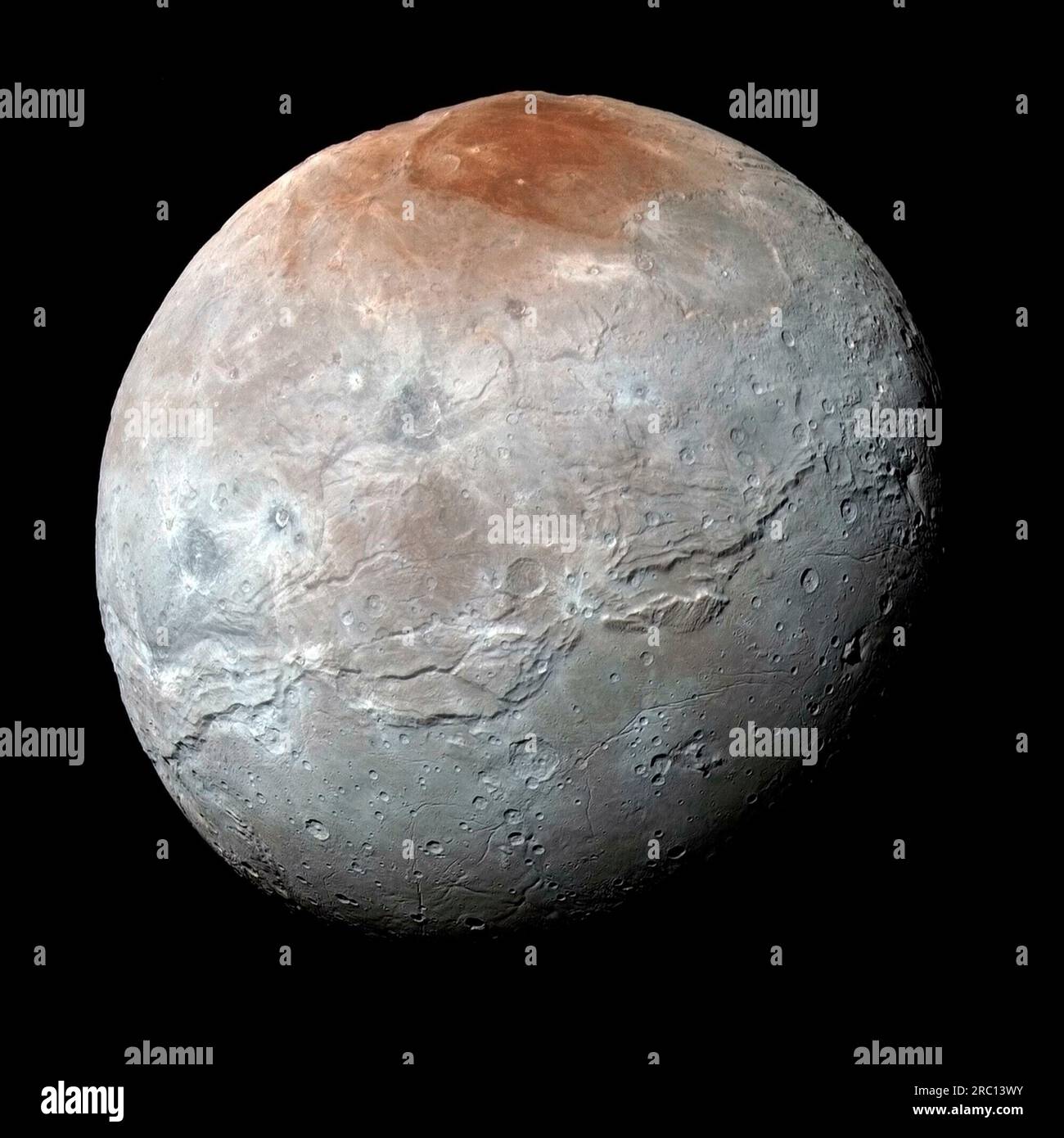 La tavolozza dei colori di Charon non è così varia come quella di Plutone; la più sorprendente è la regione polare nord rossastra (in alto), chiamata informalmente Mordor macula, come visto dai New Horizons della NASA. La navicella spaziale catturò questa vista a colori ad alta risoluzione di Charon, la più grande luna di Plutone, poco prima dell'avvicinamento più vicino il 14 luglio 2015. L'immagine combina immagini blu, rosse e a infrarossi scattate dalla Ralph/Multispectral Visual Imaging camera (MVIC) della navicella spaziale; i colori vengono elaborati per evidenziare al meglio la variazione delle proprietà superficiali in Charon.New Horizons ha condotto un sorvolo di ricognizione di sei mesi da stu Foto Stock