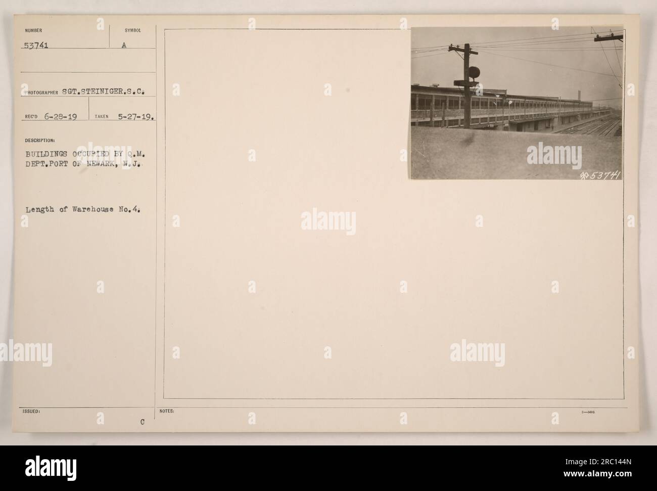 Fotografia raffigurante gli edifici occupati dal Q.M. Dipartimento nel porto di Newark, New Jersey. L'edificio specifico in questione è il magazzino n. 4, che ha una lunghezza significativa. Questa foto è stata scattata il 27 maggio 1919, e le informazioni fornite provengono dal sergente Steiniger del Signal Corps. Foto Stock