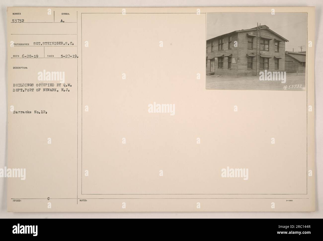 Sono caserme numero 12 all'interno del porto di Newark, New Jersey, che furono occupate dal Dipartimento dei Quartermaster durante la prima guerra mondiale. Questa foto, scattata il 27 maggio 1919, è stata catturata dal sergente Steiniger del Signal Corps. L'immagine è etichettata come "SYROOL RECO 6-28-19". Foto Stock