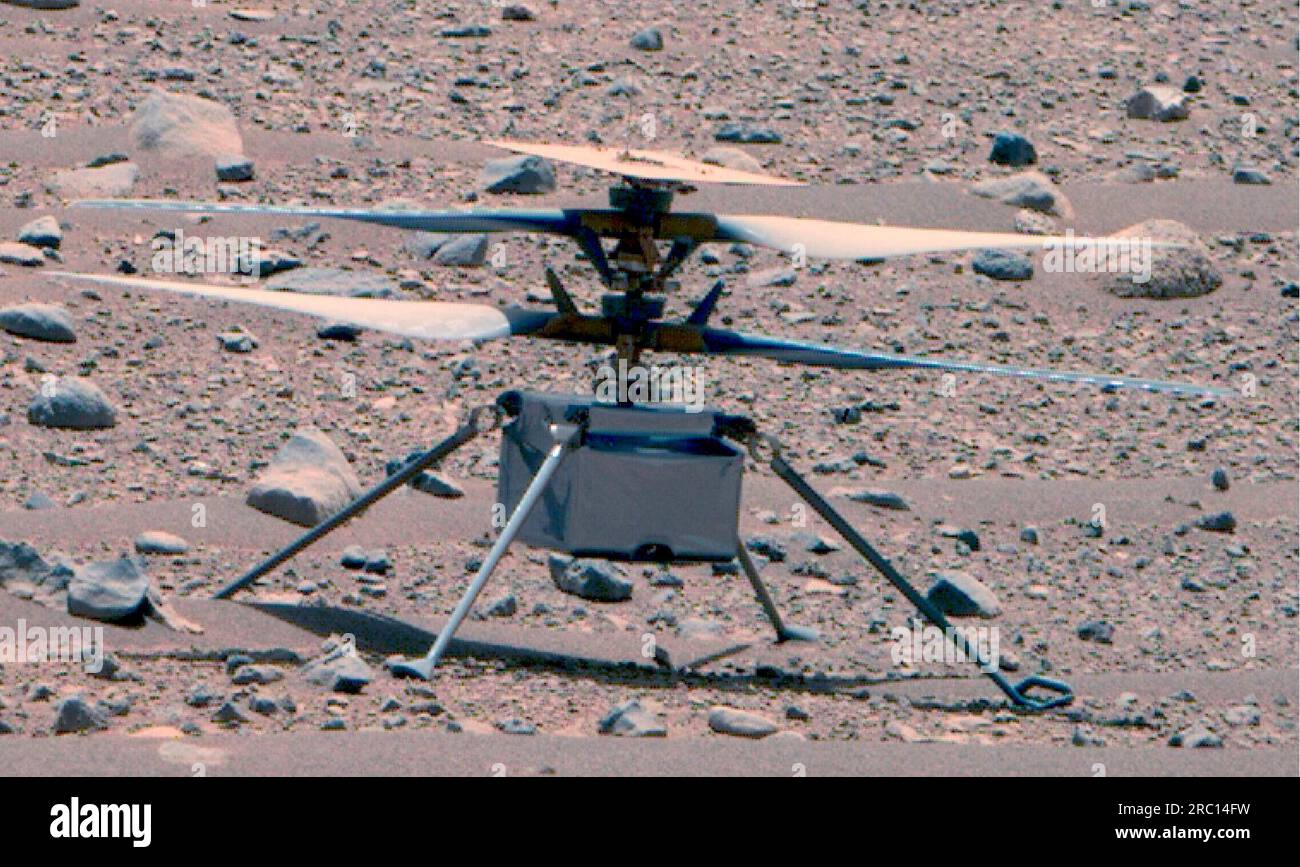 Questo 16 aprile 2023, l'immagine a colori migliorata dell'Ingenuity Mars Helicopter della NASA è la visione più chiara del velivolo a motore dal suo primo volo. Ingenuity completò il suo 50° volo il 13 aprile 2023; il primo volo dell'elicottero su Marte risale a due anni fa, il 19 aprile 2021. Questa foto è stata scattata dallo strumento Mastcam-Z a bordo del rover Perseverance. Al momento dello scatto dell'immagine, il rover si trovava a circa 23 metri (75 piedi) di distanza. Credito: NASA/JPL-Caltech/ASU/MSSS tramite CNP Foto Stock